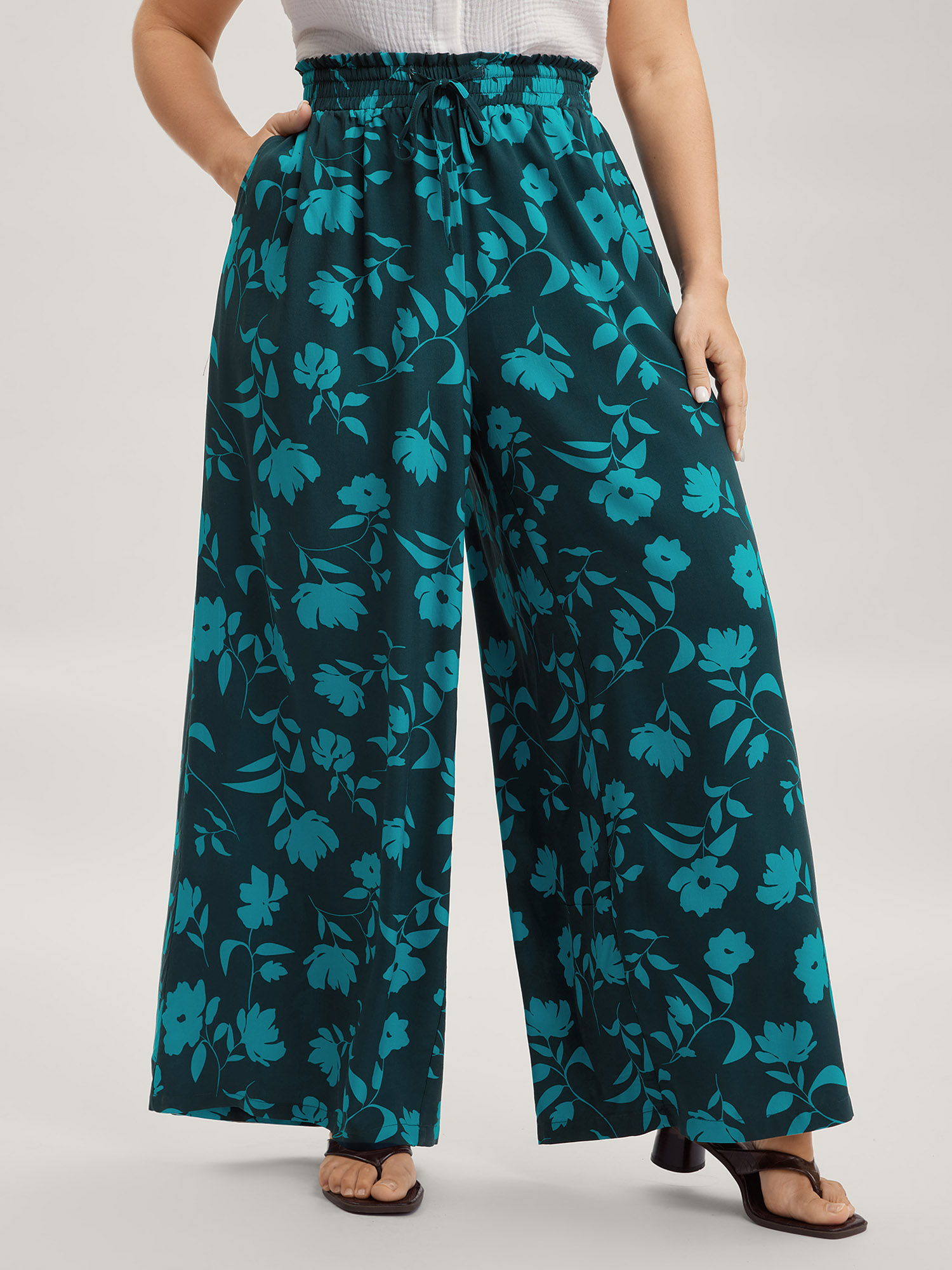 BloomChic Women's Plus Size Silhouette Floral Print Drawstring Wide-Leg Pants Mediumblue Floral Wide leg Mid Rise 10/M