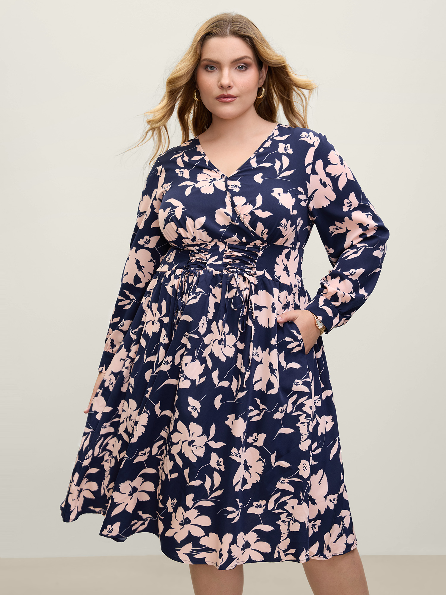 BloomChic Women's Plus Size Floral Print Cross-Straps Shirred Midi Dress Indigo Floral Midi Office Overlapping 10/M