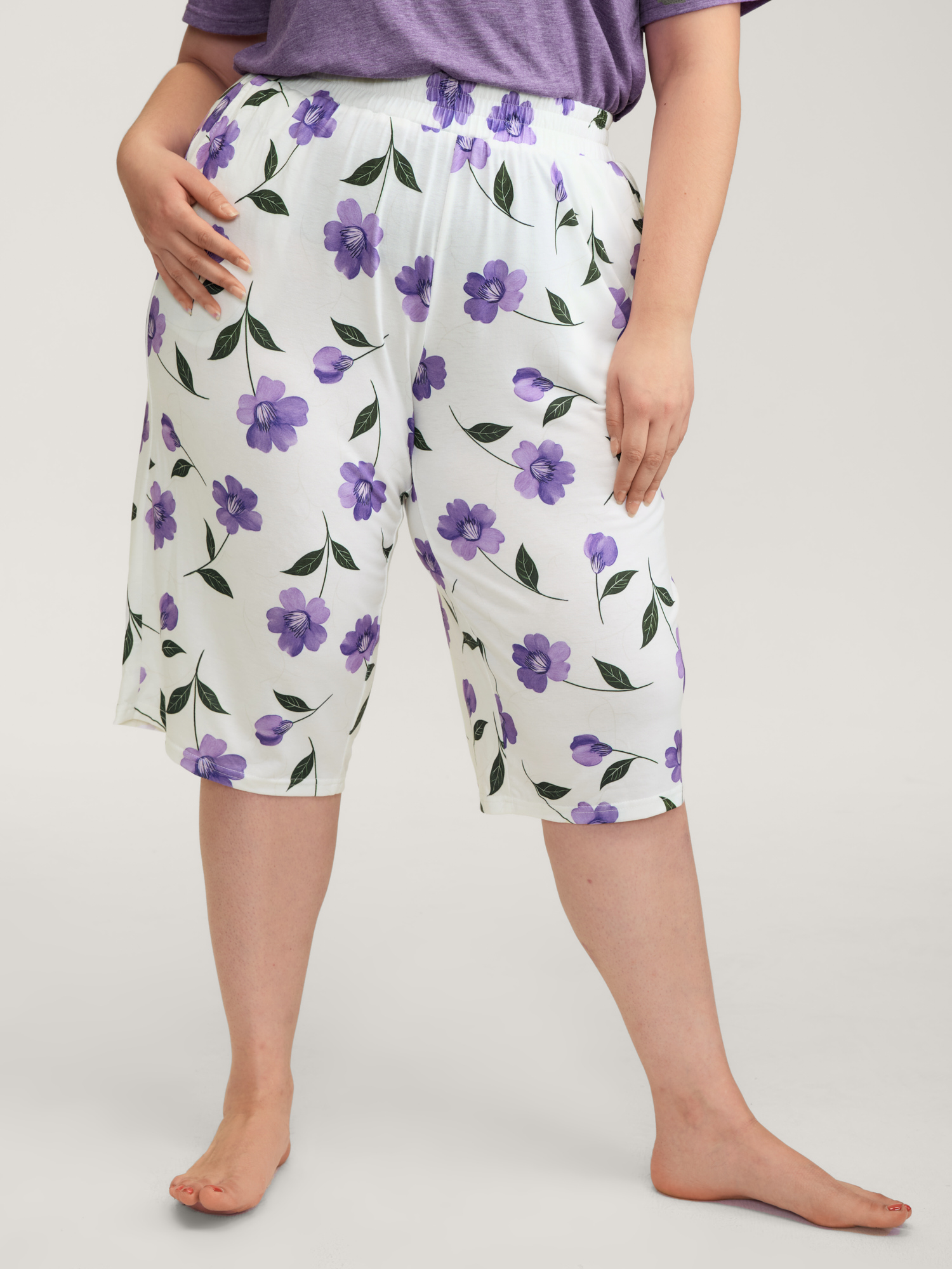 Side view of BloomChic Women's Plus Size Color Contrast Floral Print Pockets Pajama Set BlueViolet not graphics 18-20/2X