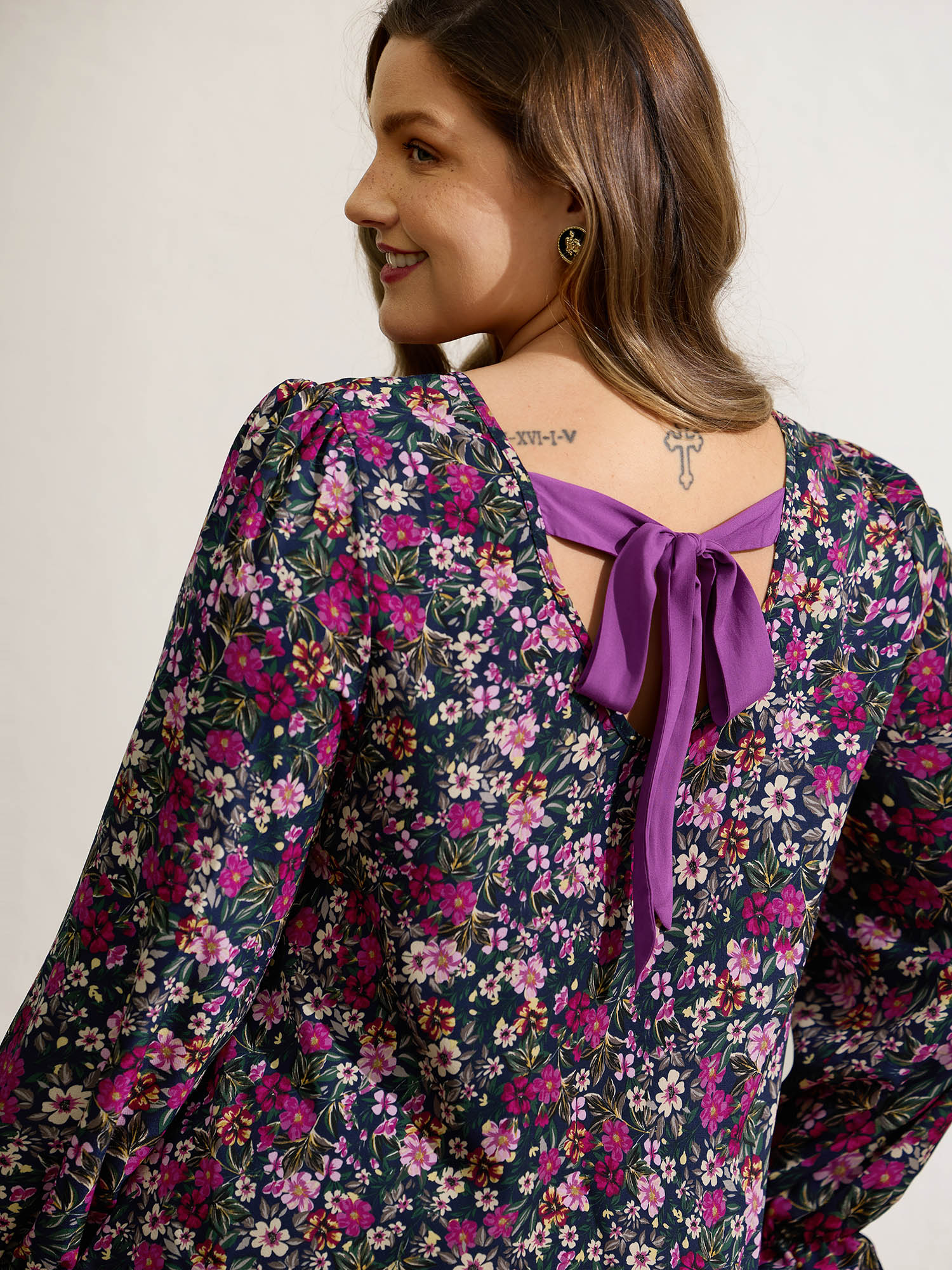 BloomChic Women's Plus Size Floral Print Back Bowknot Blouse DarkBlue Ditsy Floral Everyday-Elegant Long Sleeve Round Neck 18-20/2X