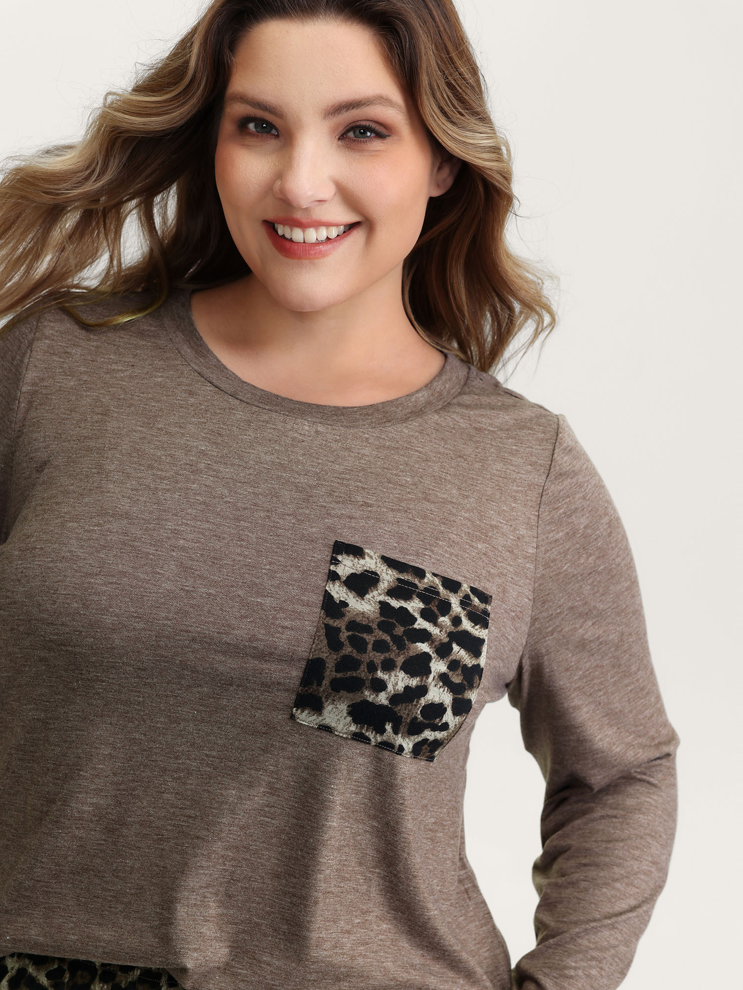 Side view of BloomChic Women's Plus Size Leopard Print Contrast Lounge Set Multicolor Colorblock 30/6X