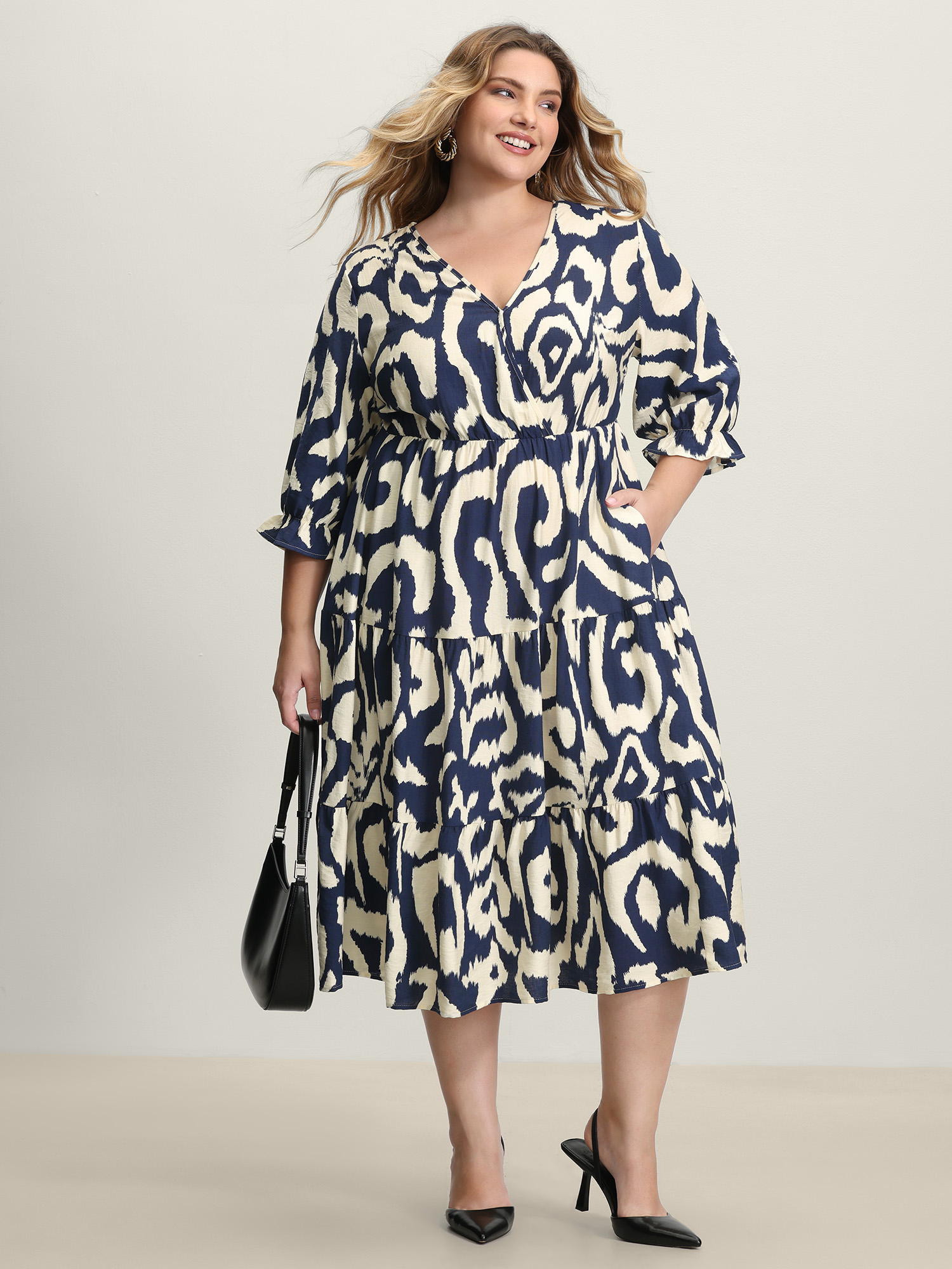 BloomChic Women's Plus Size Abstract Print Cinched-Waist Midi Dress DarkBlue Geometric Midi Office Overlapping 10/M
