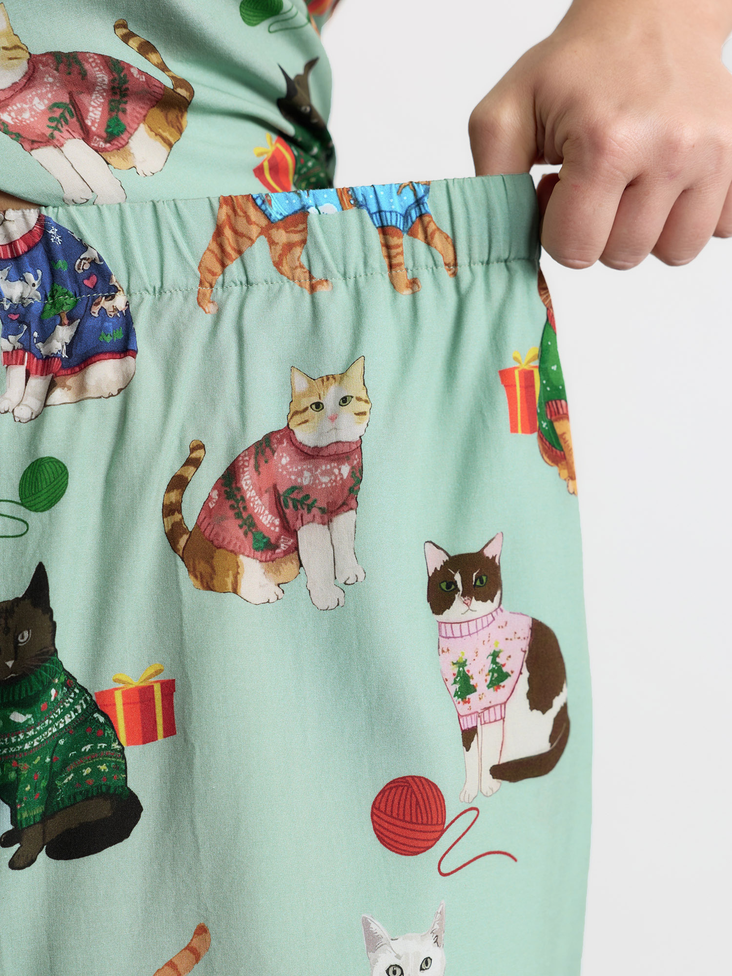 Side view of BloomChic Women's Plus Size Holiday Cats Print Color Contrast Pajama Set Multicolor Christmas 18-20/2X
