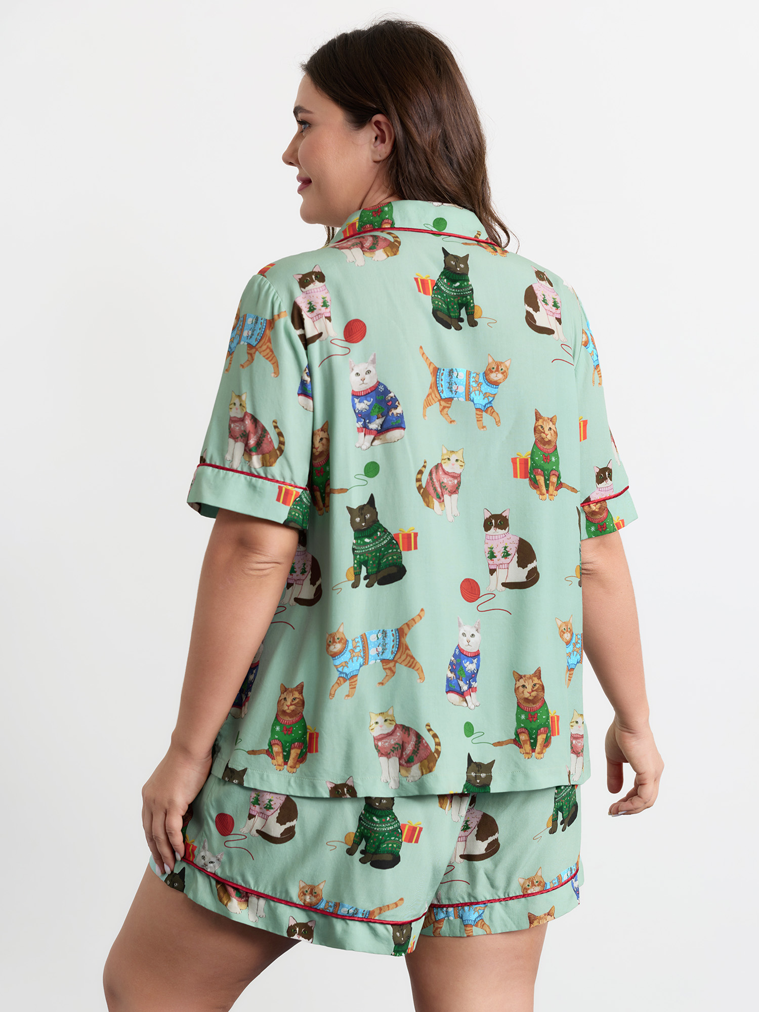 Side view of BloomChic Women's Plus Size Holiday Cats Print Color Contrast Pajama Set Multicolor Christmas 18-20/2X