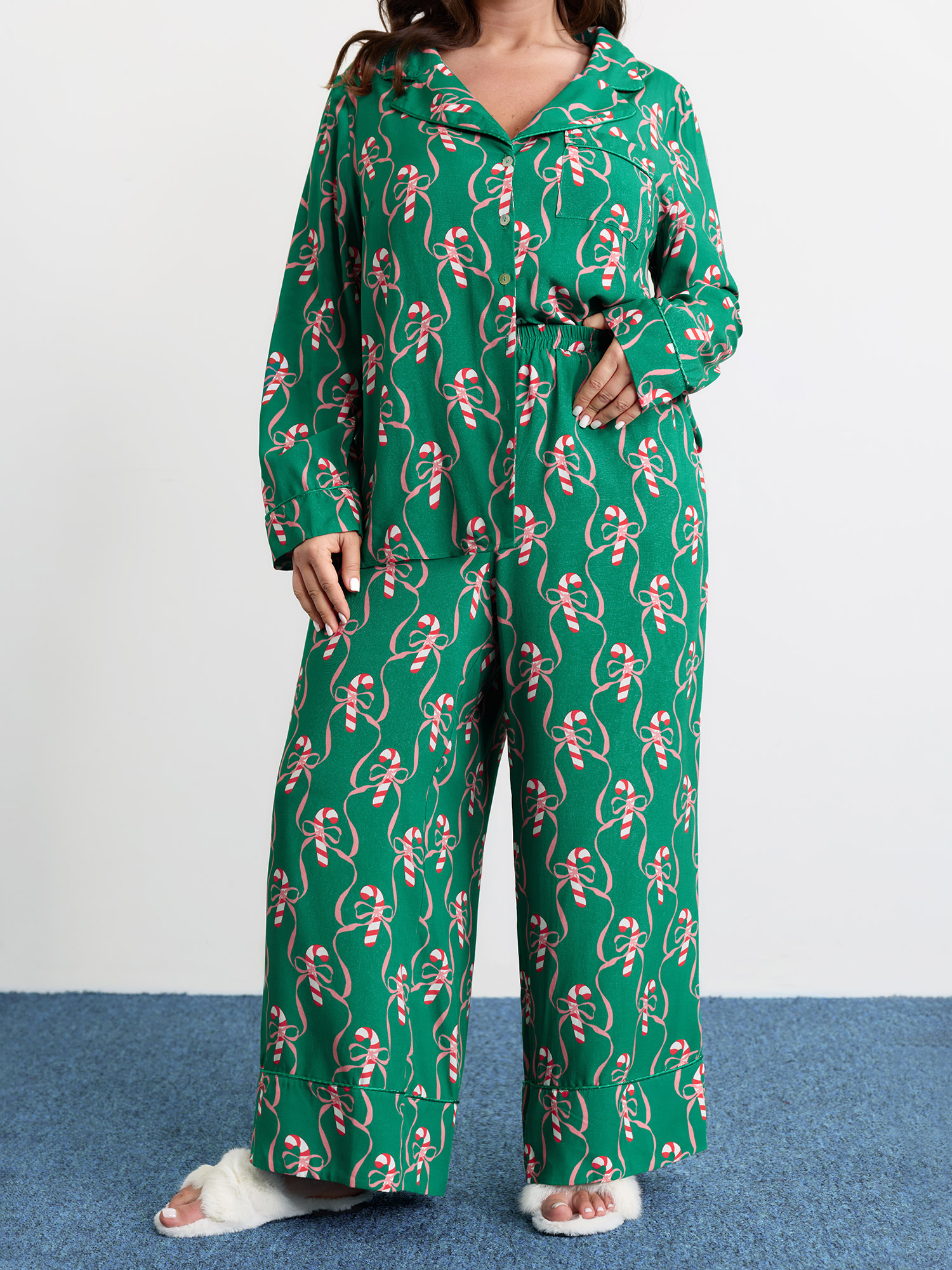 Side view of BloomChic Women's Plus Size Holiday Cheer Print Pockets Two-Piece Lounge Set Emerald Christmas Long Sleeve Non 18-20/2X