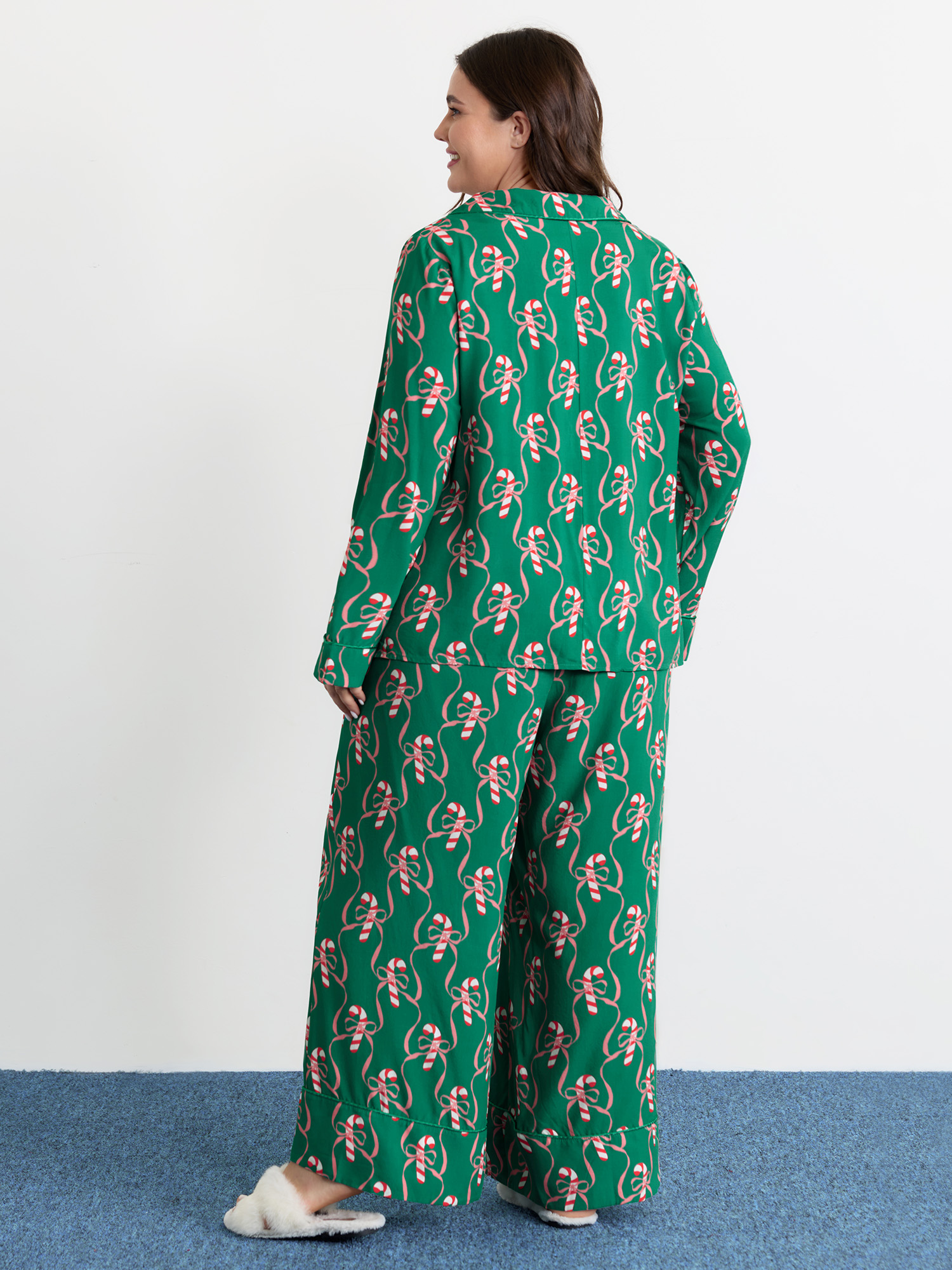 Side view of BloomChic Women's Plus Size Holiday Cheer Print Pockets Two-Piece Lounge Set Emerald Christmas Long Sleeve Non 18-20/2X
