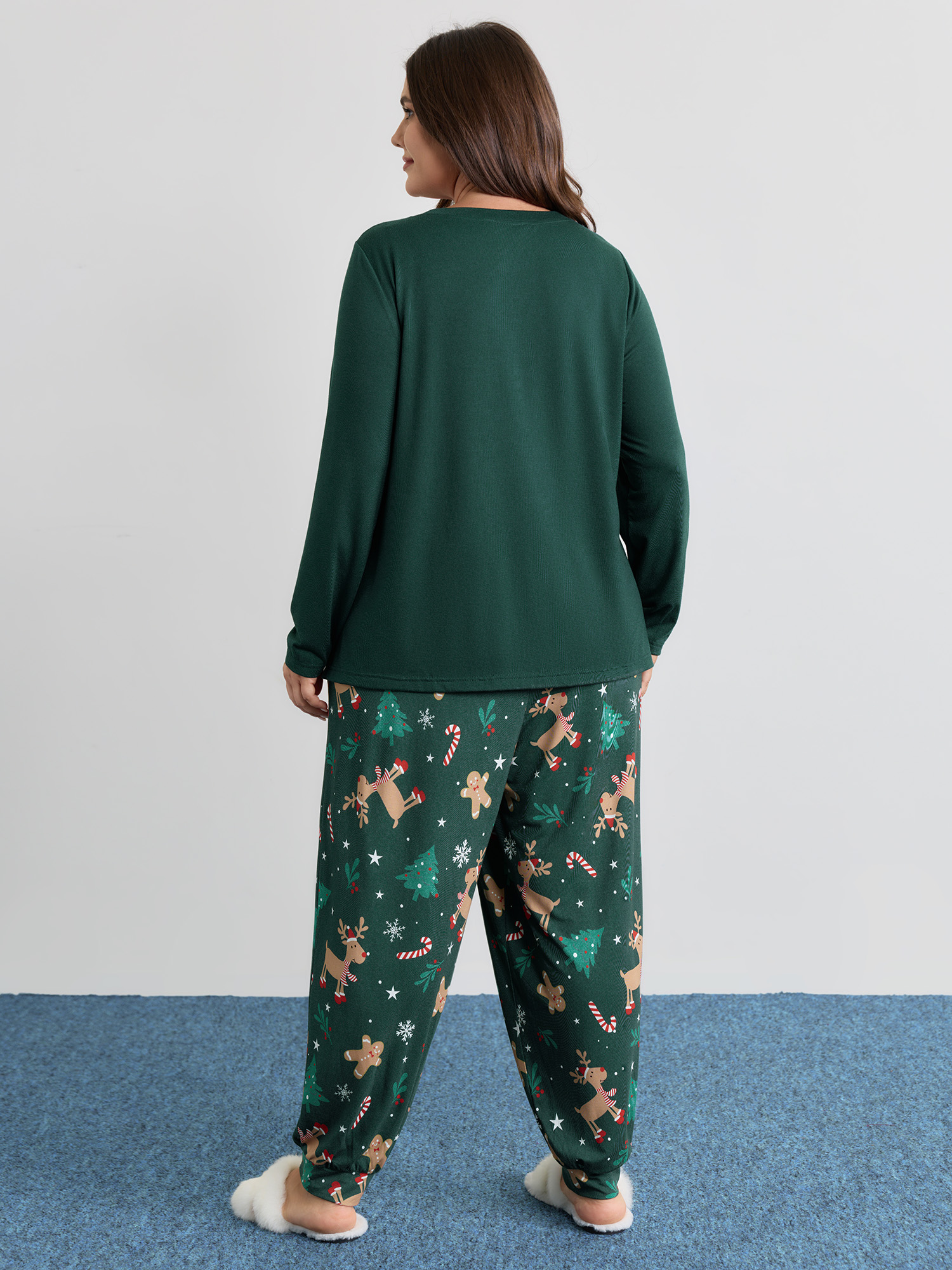 Side view of BloomChic Women's Plus Size Holiday Cozy Print Pockets Loungewear Set DarkGreen Christmas Long Sleeve Smocked 26/4X