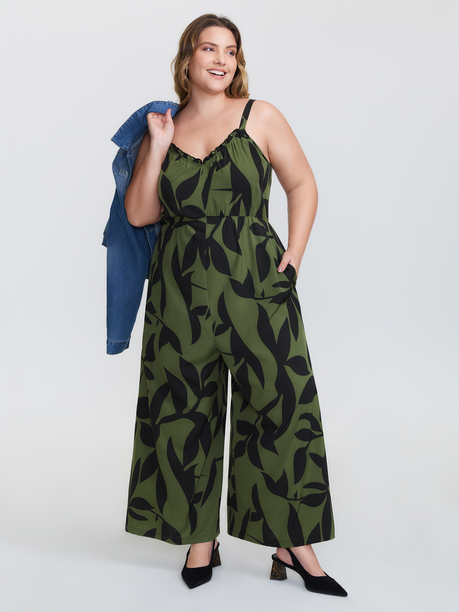 BloomChic Women's Plus Size Silhouette Floral Print Sweetheart Jumpsuit ArmyGreen Vacation 10/M