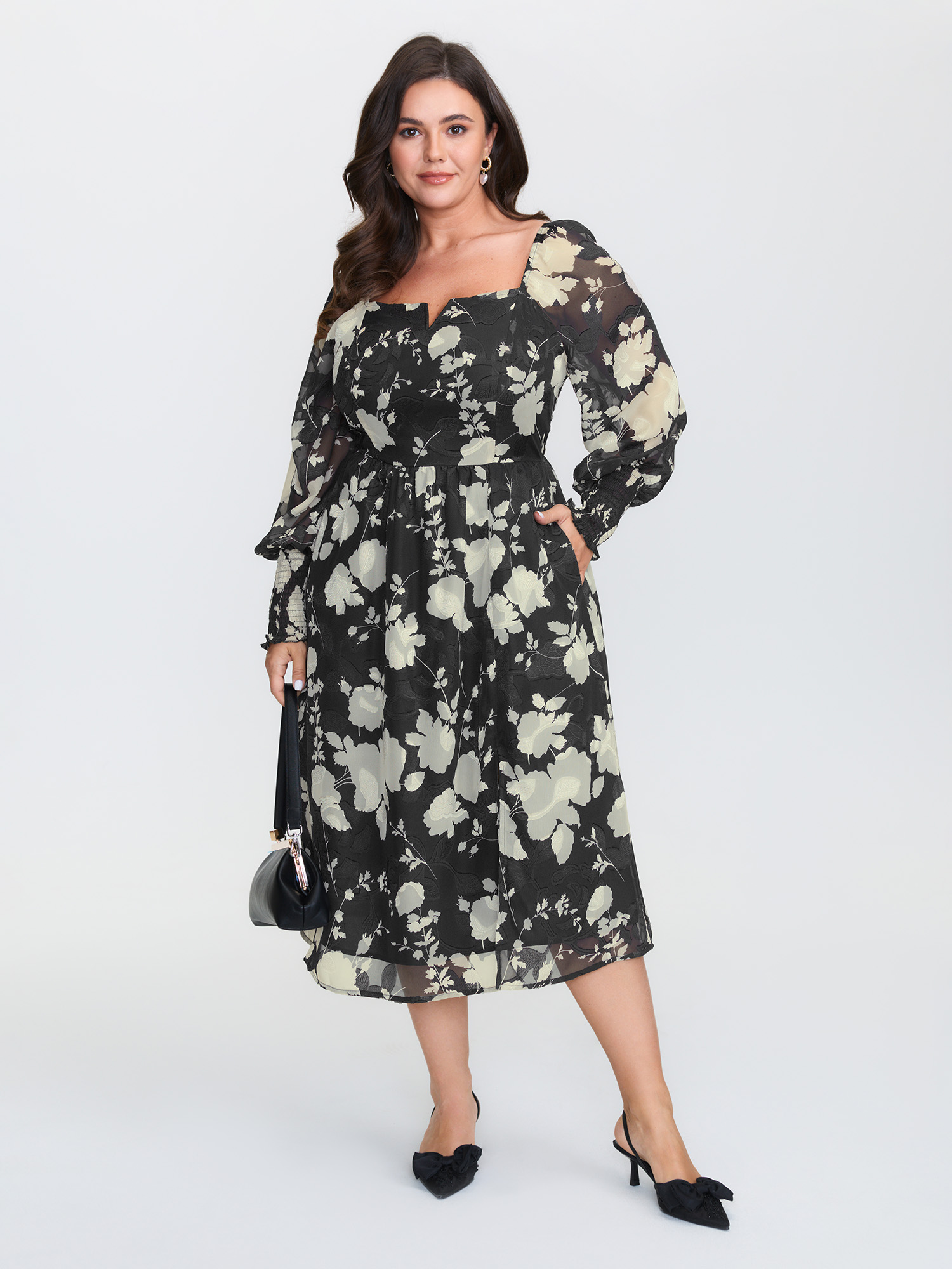BloomChic Women's Plus Size Silhouette Flower Print Shirred Pockets Midi Dress BlackFlower Floral Midi Everyday-Elegant 30/6X