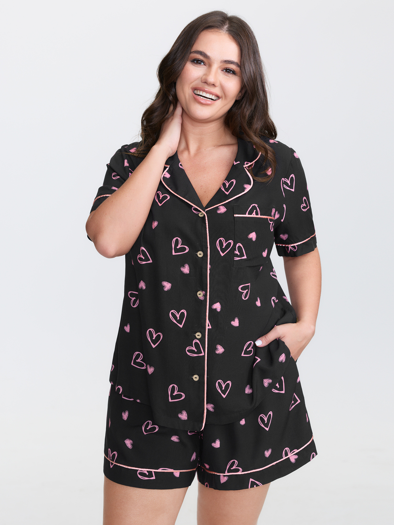 Side view of BloomChic Women's Plus Size Romantic Night Co-Ord Pajama Set Black not graphics 14-16/1X
