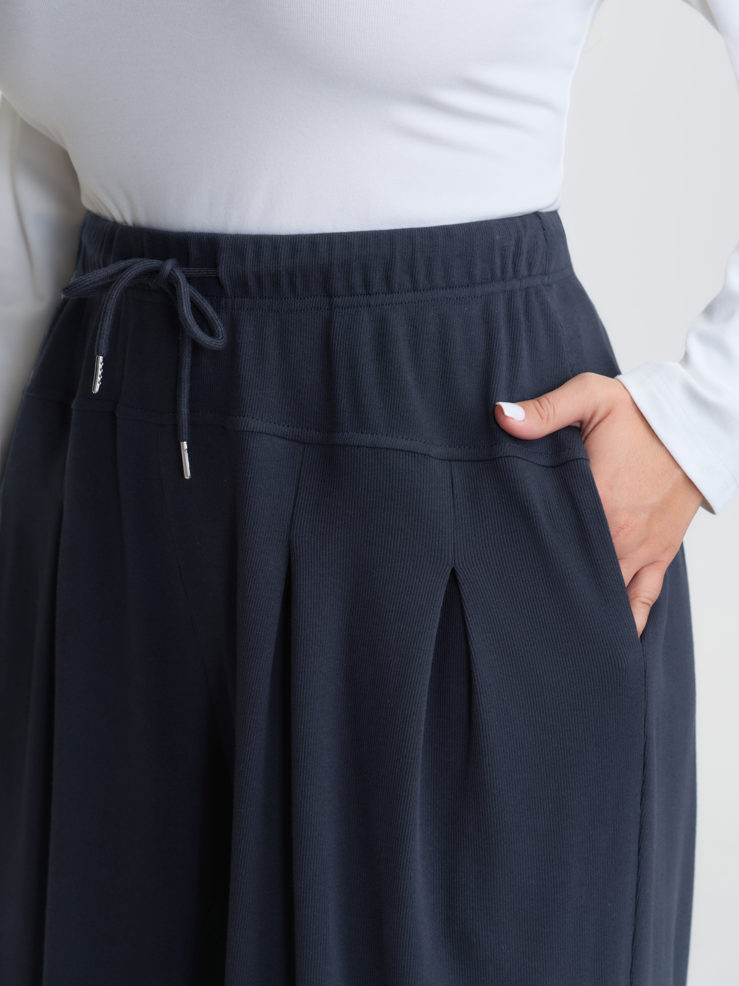 Side view of BloomChic Women's Plus Size Pure Cotton Pleated Pockets Lounge Bottoms DarkBlue Tall 22-24/3X