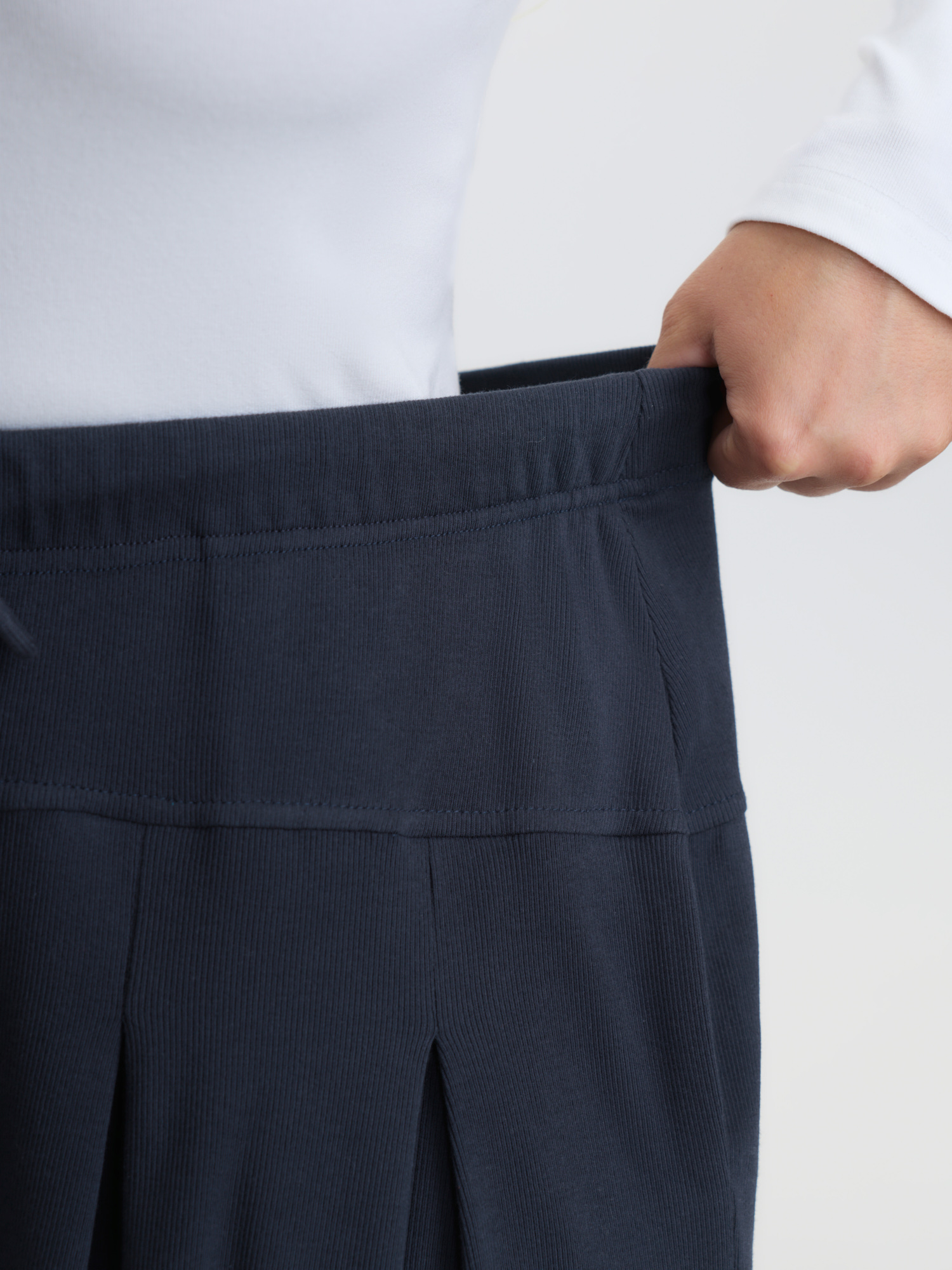 Side view of BloomChic Women's Plus Size Pure Cotton Pleated Pockets Lounge Bottoms DarkBlue Tall 22-24/3X