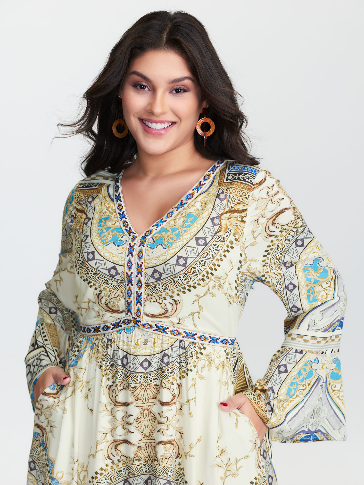 BloomChic Women's Plus Size Boho Print Webbing Trim V-Neck Maxi Dress Multicolor Geometric Maxi Vacation Ruched 10/M