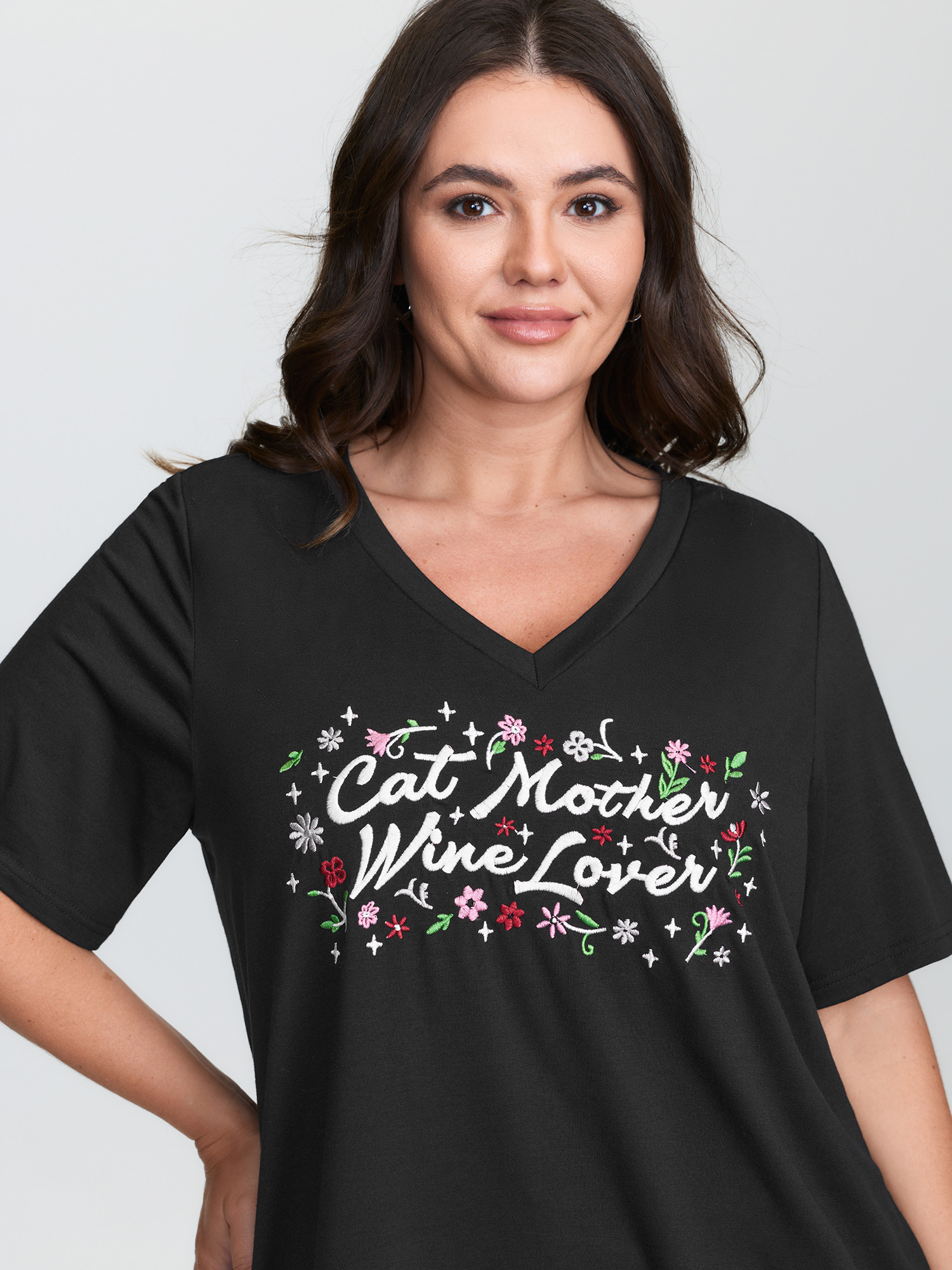 BloomChic Women's Plus Size Cat Mother Motif Embroidery T-Shirt Black Graphic Everyday-Casual Short sleeve V-Neck 10/M