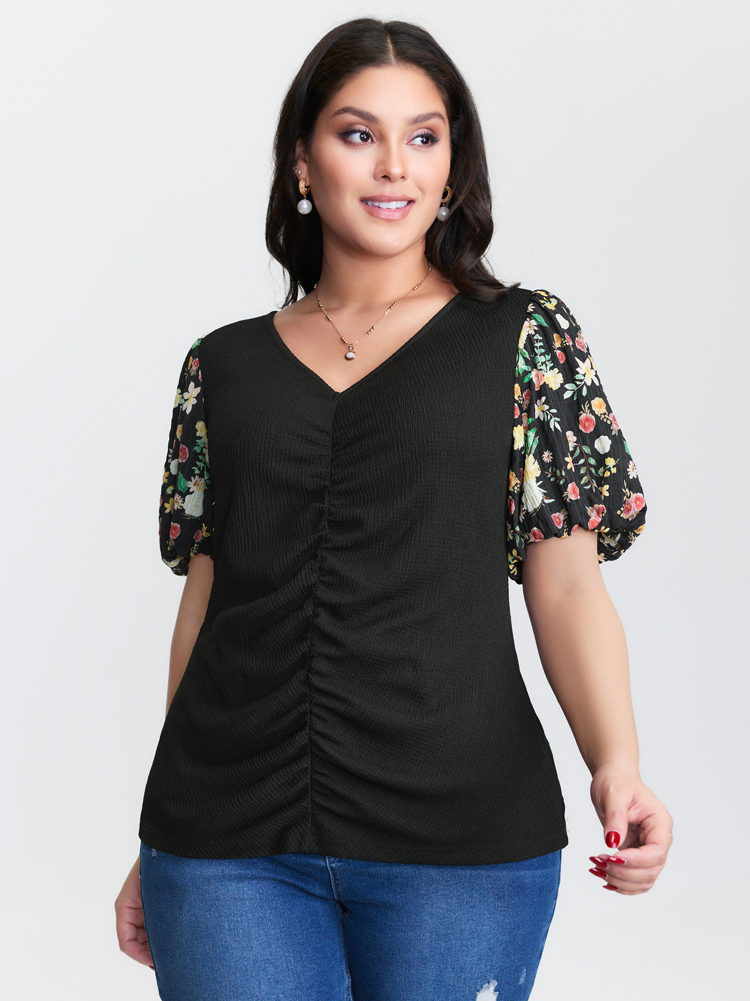BloomChic Women's Plus Size Colorful Floral Print Ruched T-Shirt Black Floral Everyday-Elegant Short sleeve V-Neck 10/M