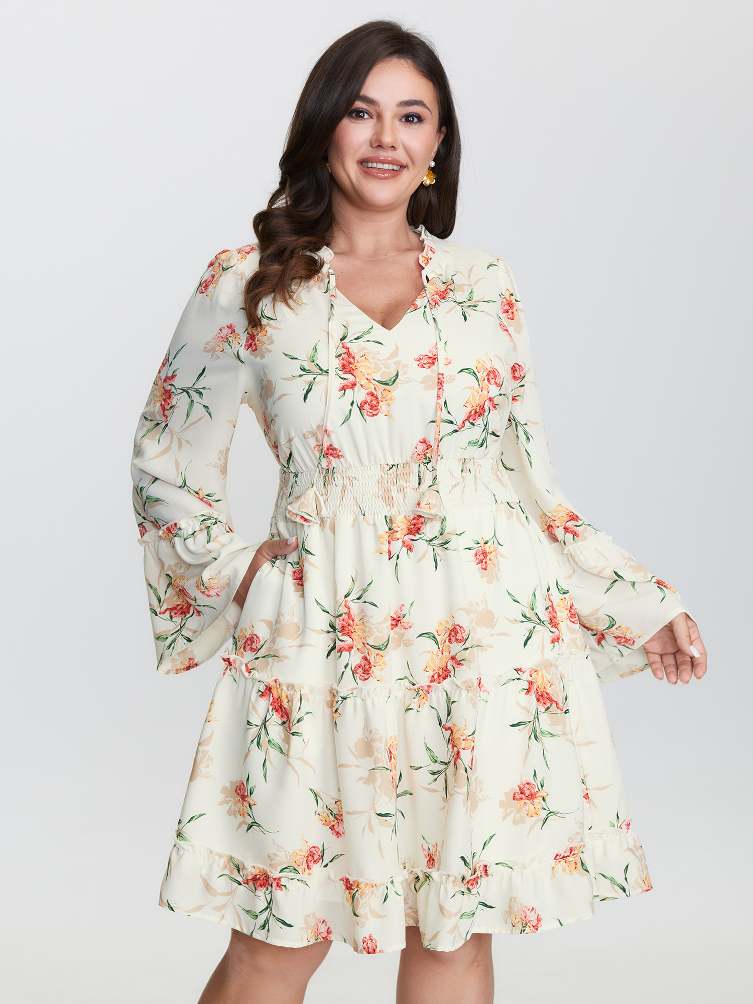 BloomChic Women's Plus Size Floral Print Shirred Waist Ruffled Edge Mini Dress Ivory Floral Midi Everyday-Elegant Smocked 30/6X