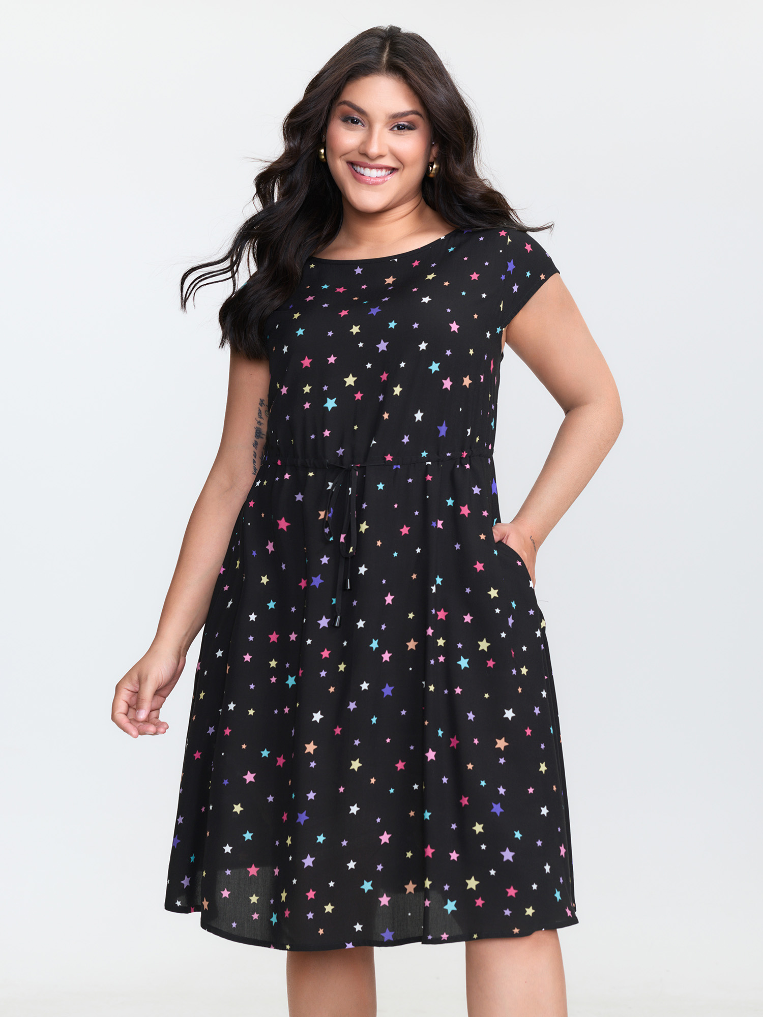 BloomChic Women's Plus Size Colorful Star Print Pockets Mini Dress Black Non Knee Everyday-Casual Gathered 10/M