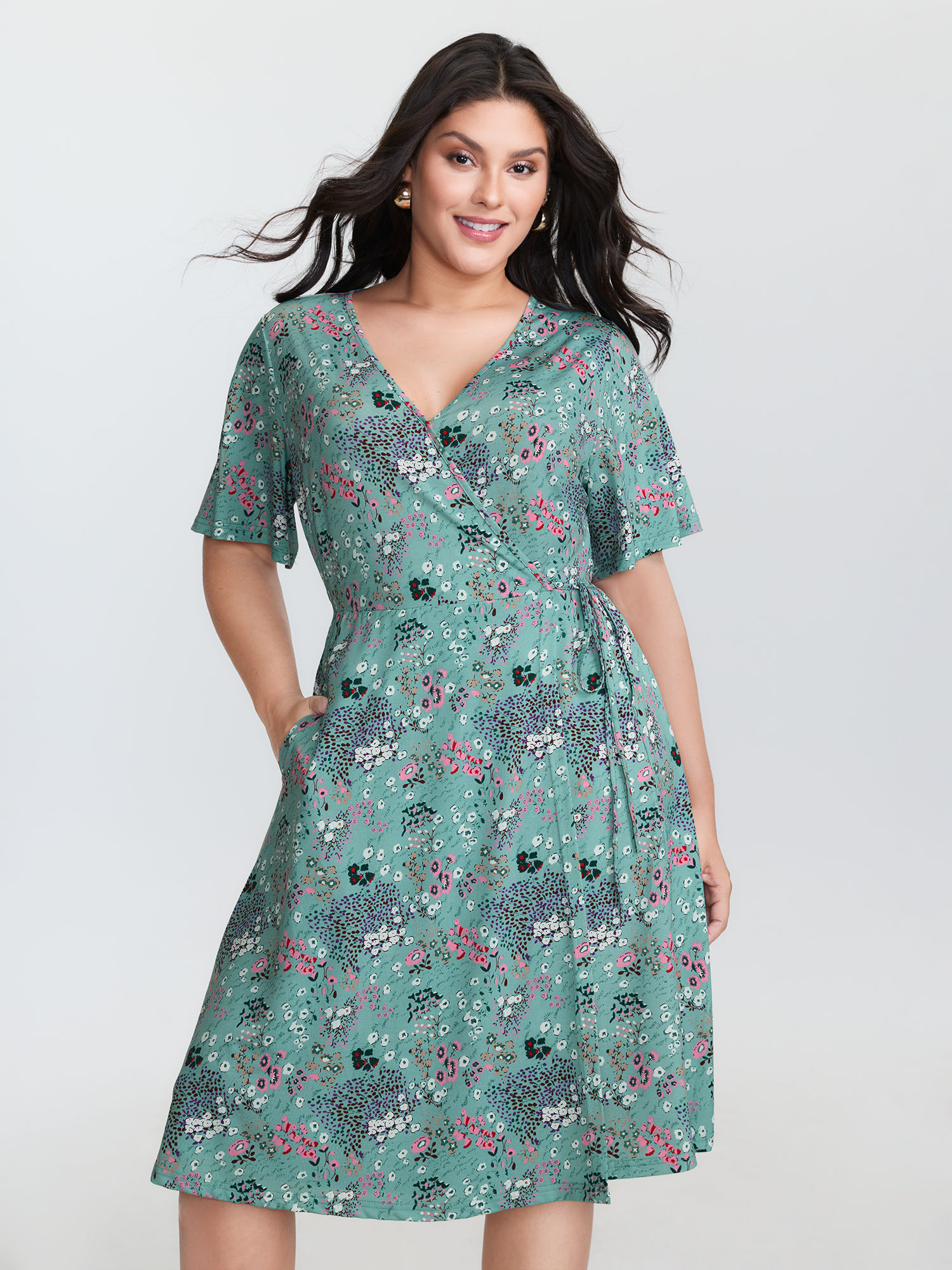 BloomChic Women's Plus Size Floral Print Wrap Neckline Mini Dress Multicolor Ditsy Floral Knee Everyday-Casual Overlapping 22-24/3X