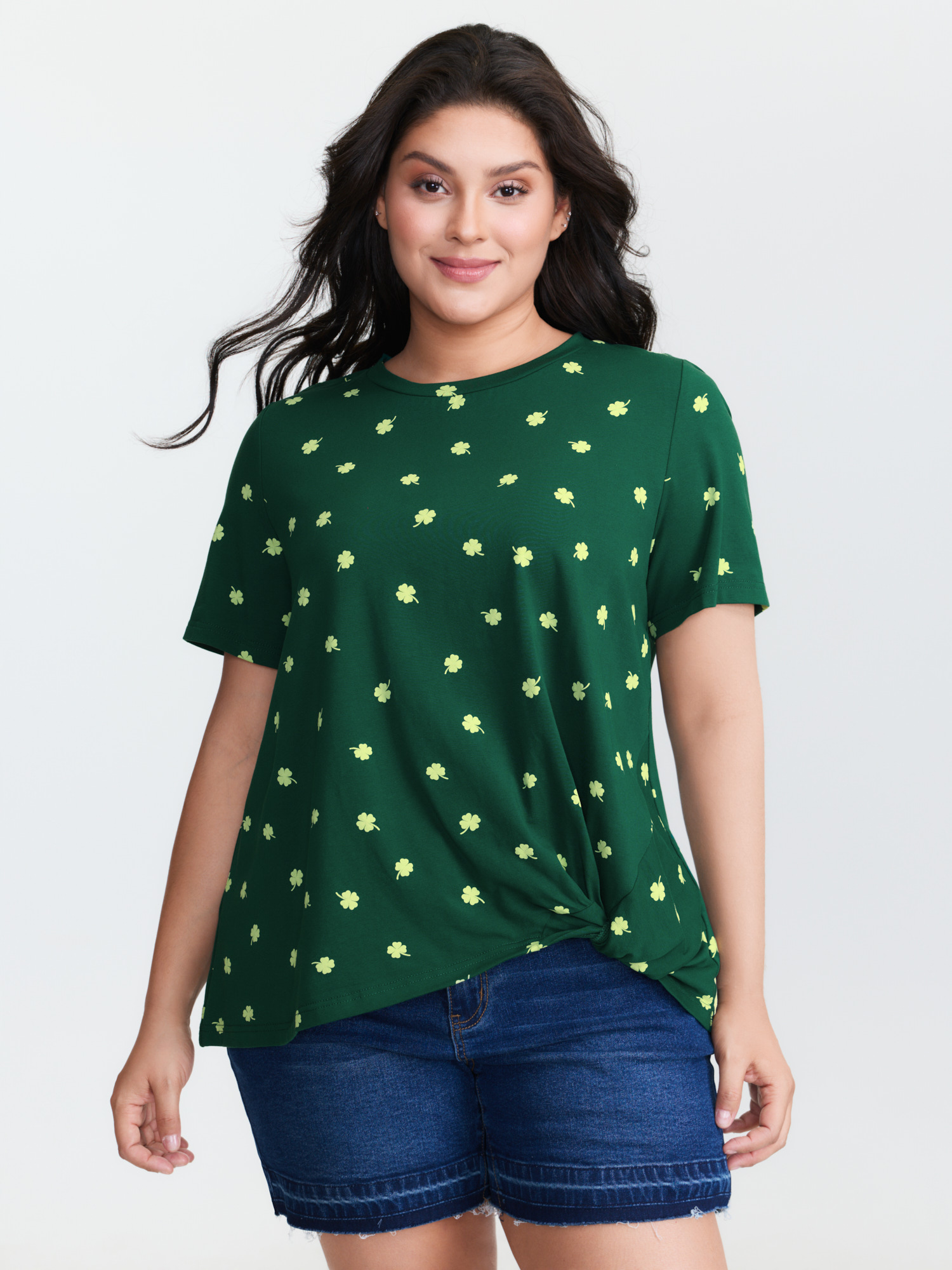 BloomChic Women's Plus Size Four Leaf Clover Print Knotted Side T-Shirt DarkGreen Ditsy Floral Everyday-Casual Short sleeve 10/M