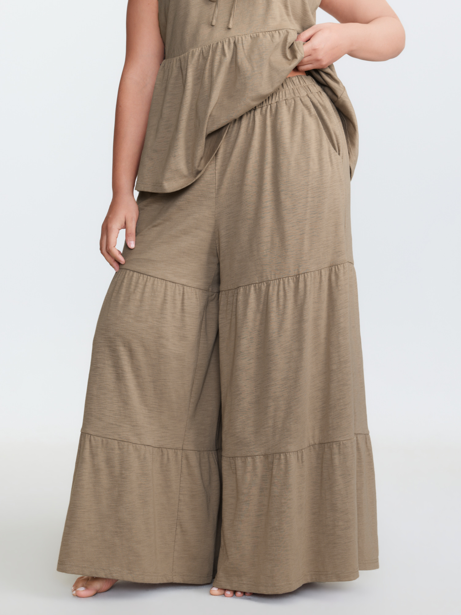 Side view of BloomChic Women's Plus Size Supersoft Textured Front Tie Tiered Lounge Set Champagne Non Sleeveless Tie knot 14-16/1X
