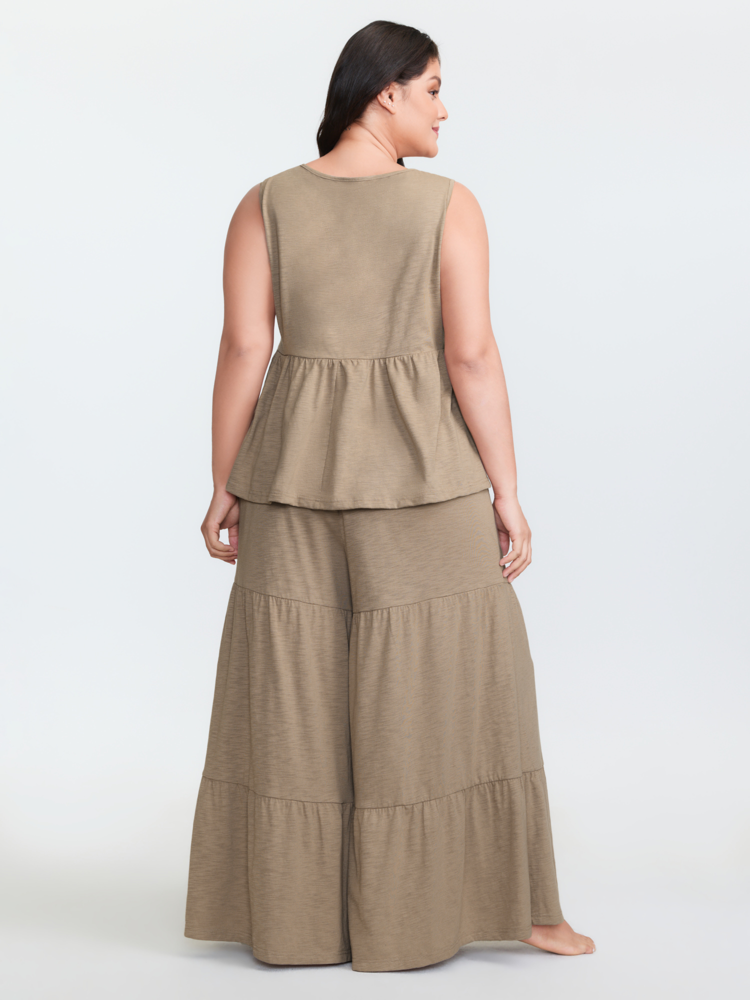 Side view of BloomChic Women's Plus Size Supersoft Textured Front Tie Tiered Lounge Set Champagne Non Sleeveless Tie knot 14-16/1X