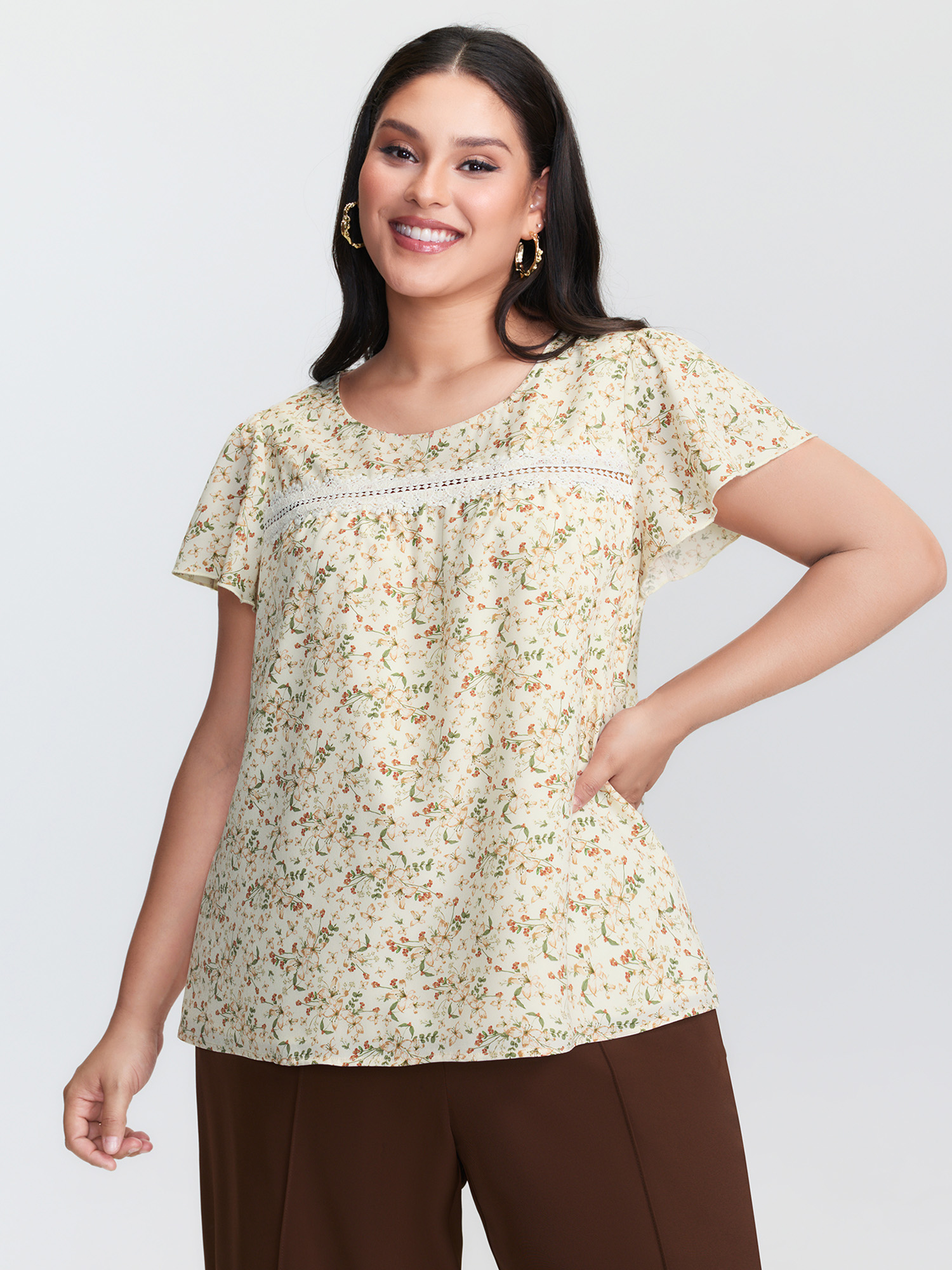 BloomChic Women's Plus Size Floral Print Lace Trim Blouse Beige Ditsy Floral Everyday-Elegant Short sleeve 22-24/3X