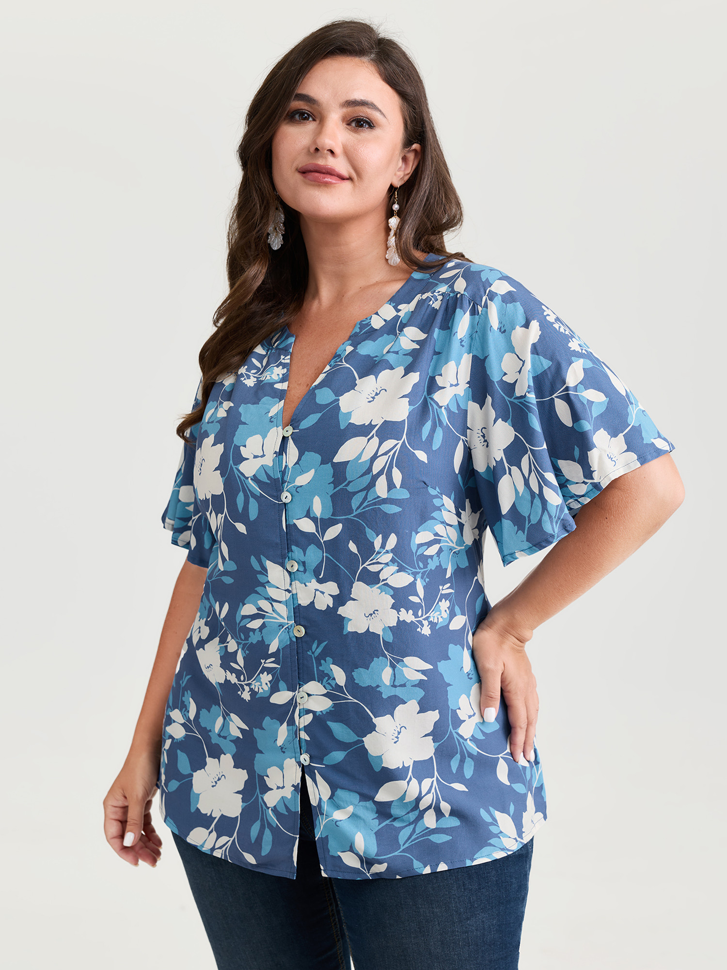 BloomChic Women's Plus Size Silhouette Flower Print Button-Down Blouse Skyblue Ditsy Floral Everyday-Elegant Short sleeve 10/M