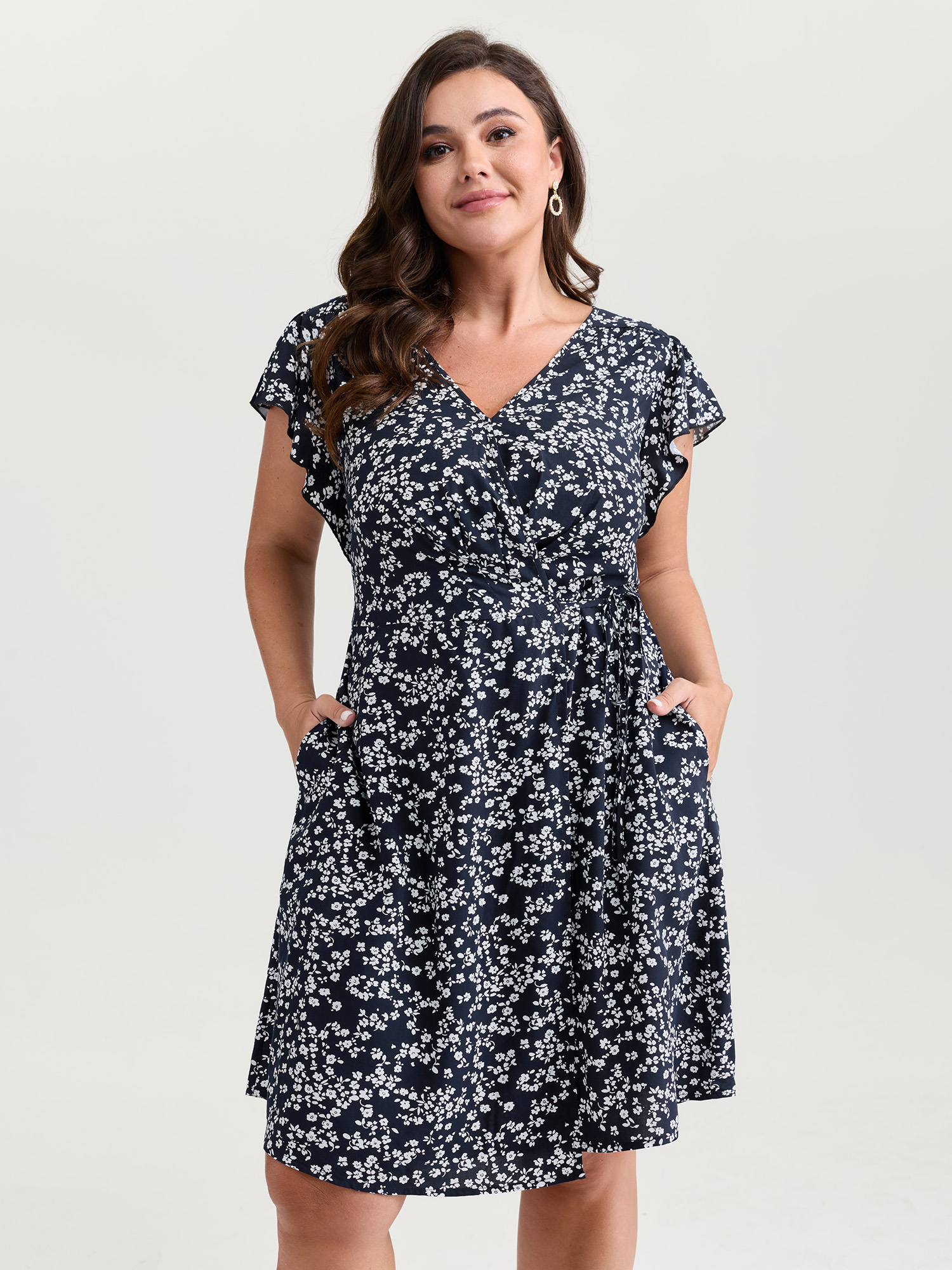 BloomChic Women's Plus Size Rayon Floral Print Pleated Pockets Mini Dress Indigo Ditsy Floral Short Everyday-Elegant Gathered 22-24/3X