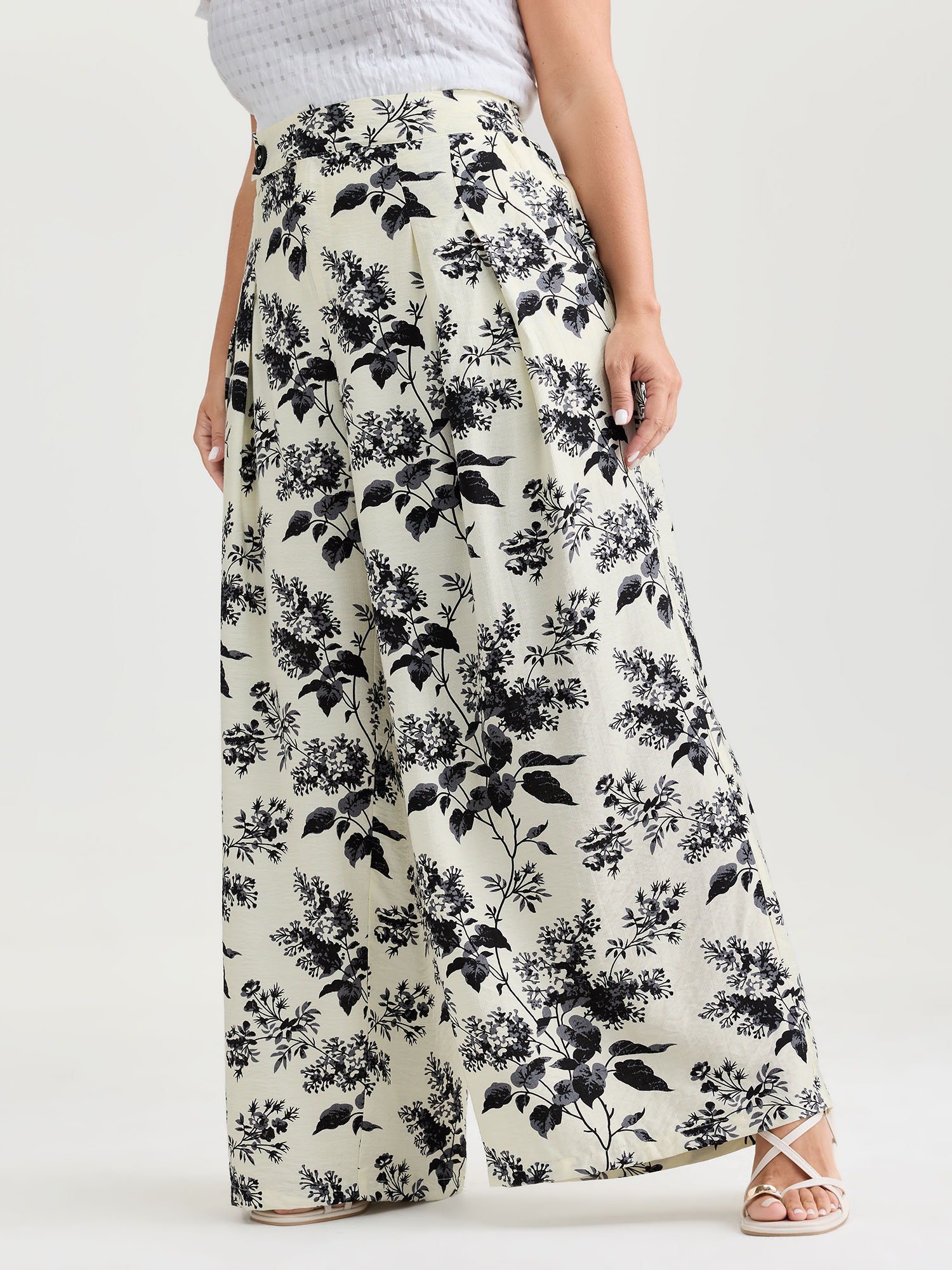 BloomChic Women's Plus Size Silhouette Flower Print Wide-Leg Pants Beige Ditsy Floral Wide leg Mid Rise 10/M