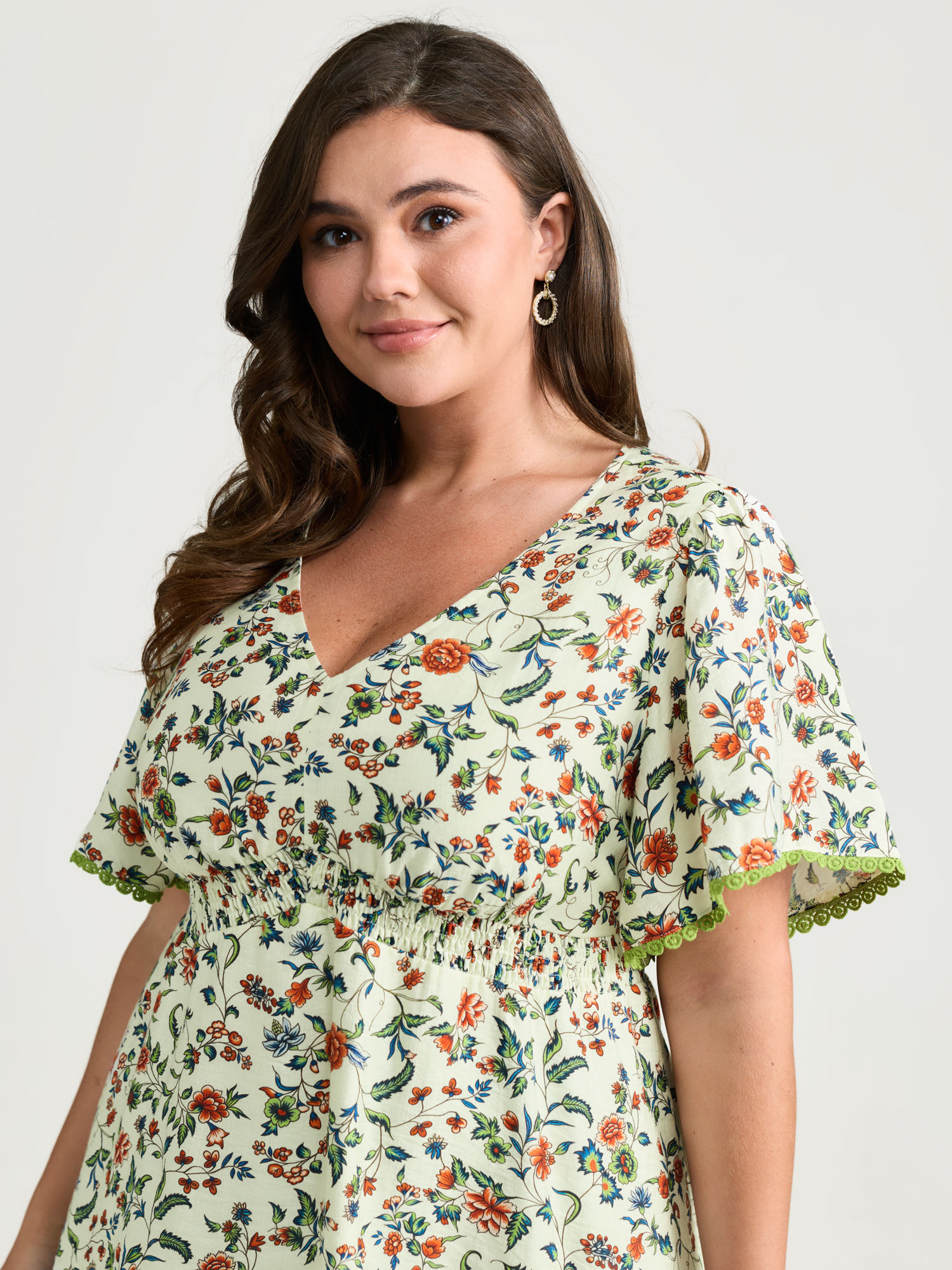 BloomChic Women's Plus Size Dense Floral Print Bustier Shirred Waist Blouse Beige Ditsy Floral Everyday-Elegant Short sleeve 18-20/2X