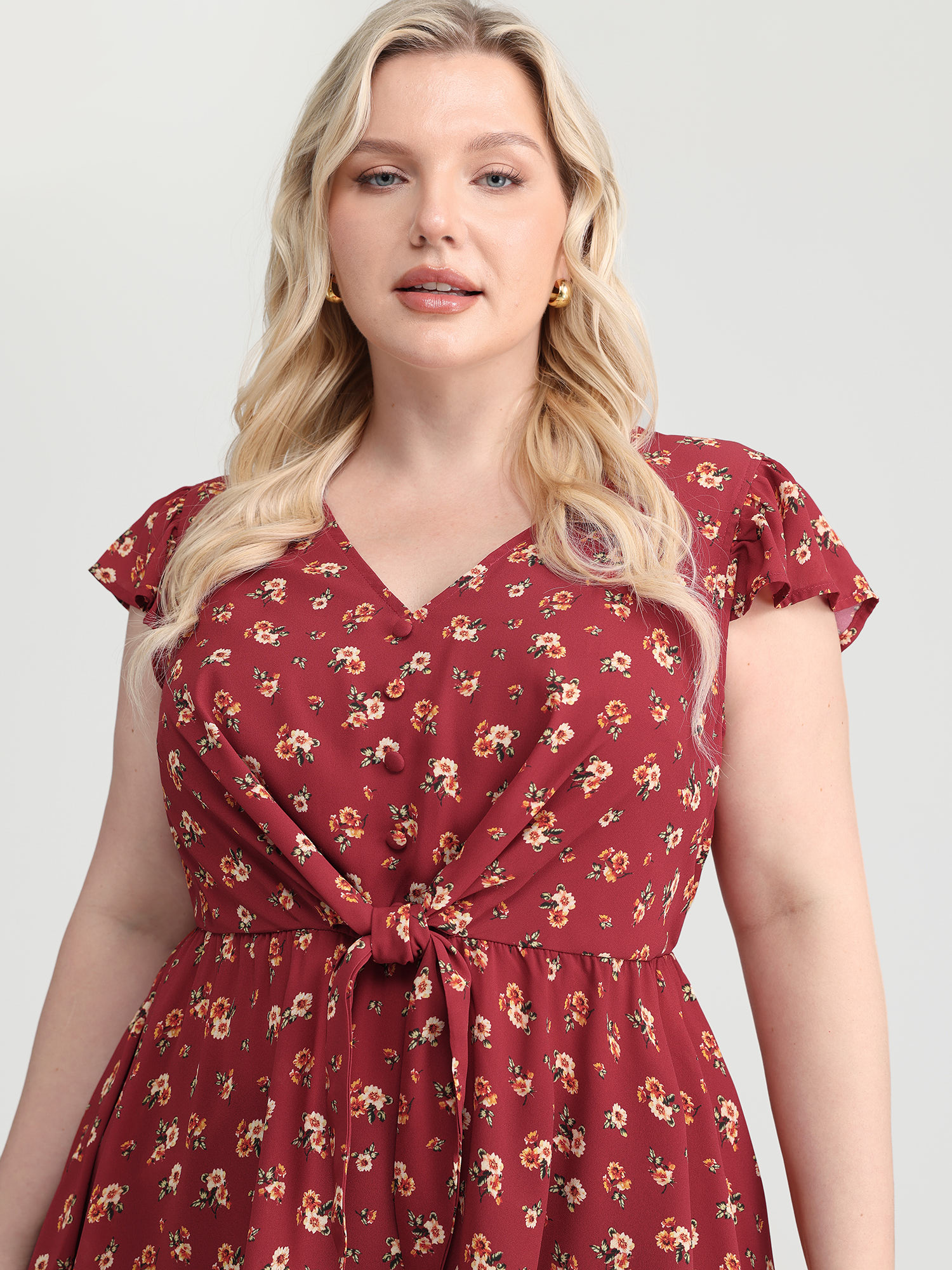 BloomChic Women's Plus Size Floral Print Knotted Front-Tie Blouse Maroon Ditsy Floral Everyday-Elegant Cap Sleeve 12/L