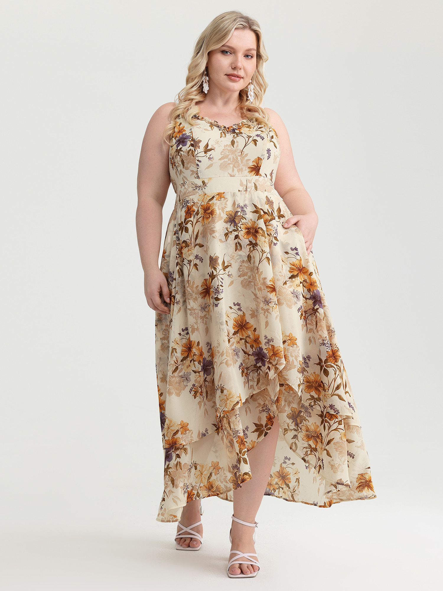 BloomChic Women's Plus Size Floral Print Sweetheart Neckline Slit Maxi Dress Apricot Ditsy Floral Maxi Everyday-Elegant Shirred 22-24/3X