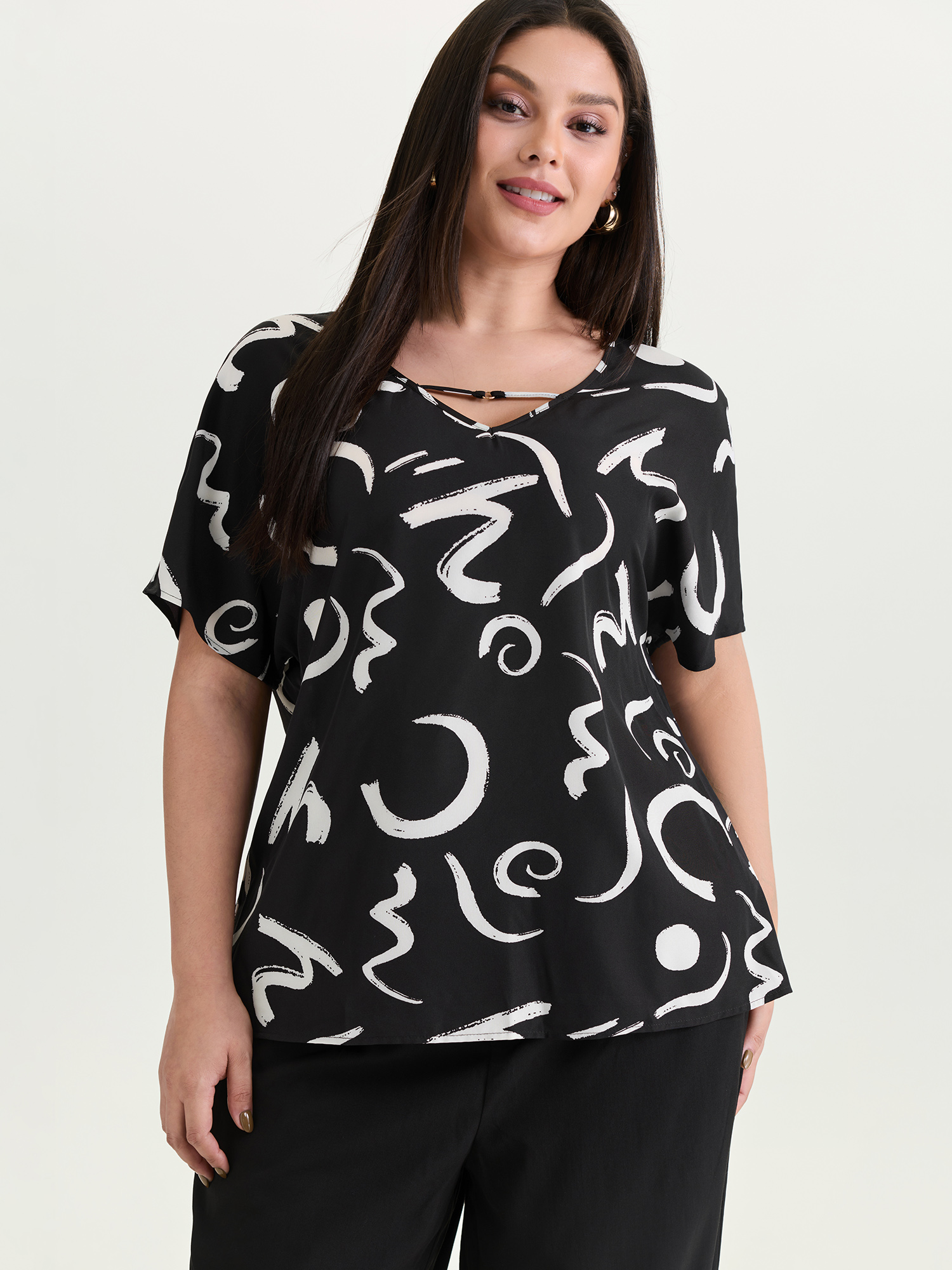 BloomChic Women's Plus Size Abstract Print Cut-Out Neckline Blouse Pureblack Abstract Office Short sleeve V-Neck 10/M
