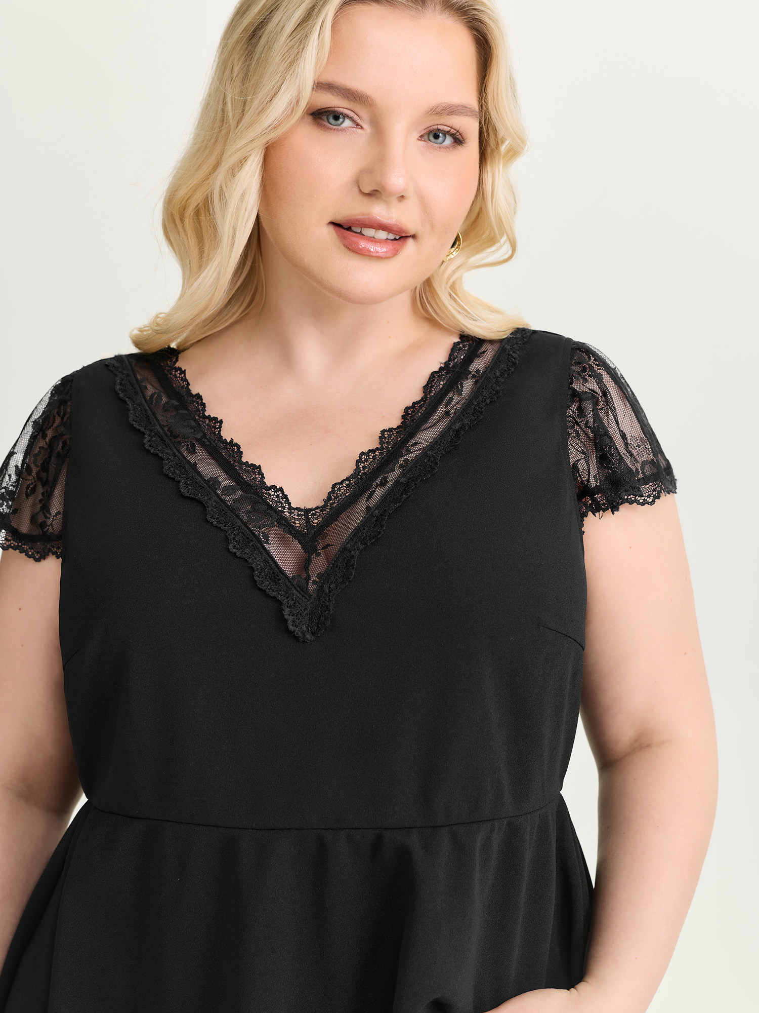 BloomChic Women's Plus Size Sheer Lace Plain Knit Top Black Short sleeve Everyday-Elegant V-Neck 10/M