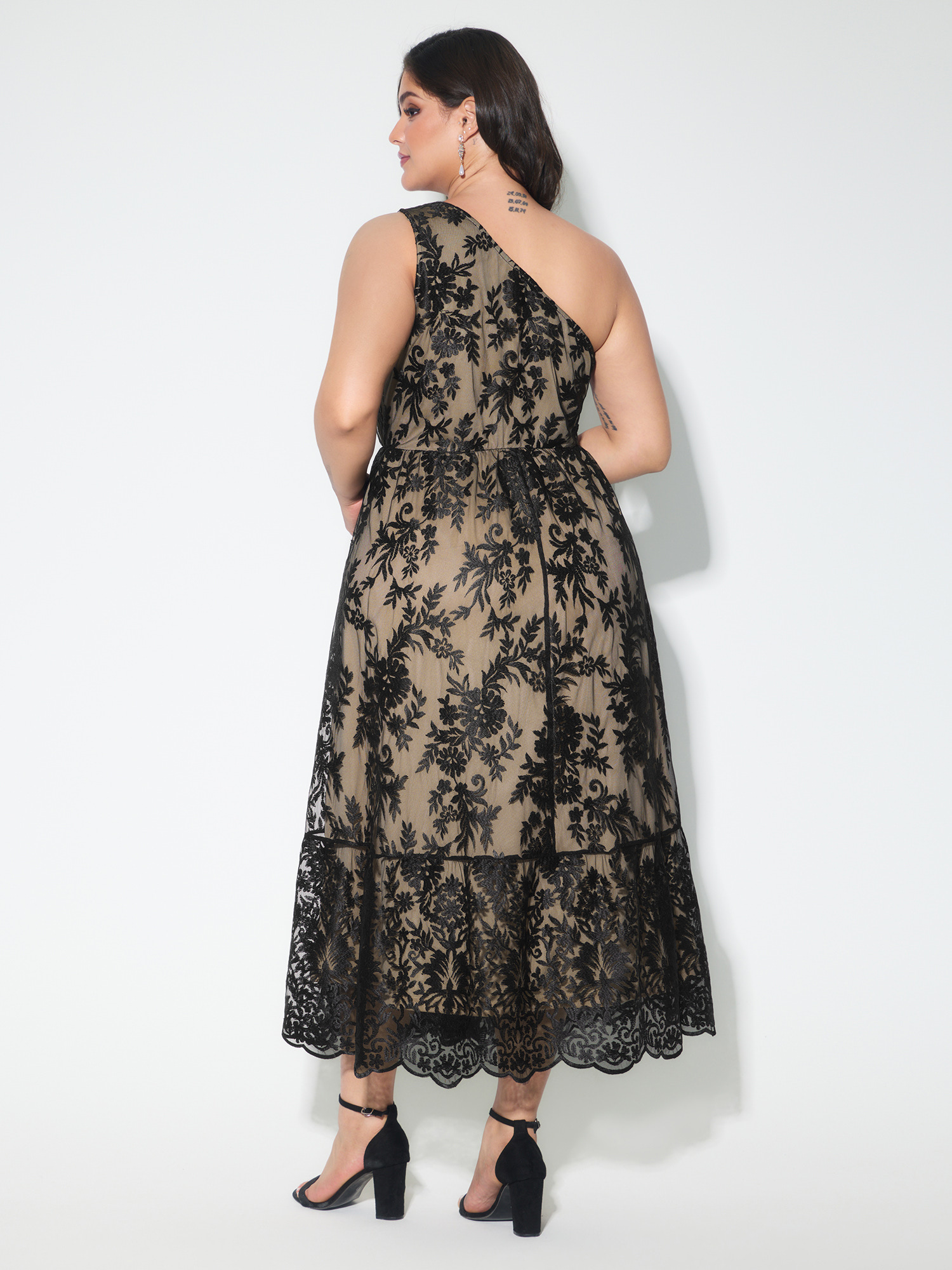 Side view of BloomChic Women's Plus Size Floral One-Shoulder Waist-Defining Maxi Dress BlackFlower Party Midi Jacquard Asymmetrical Neckline 10/M