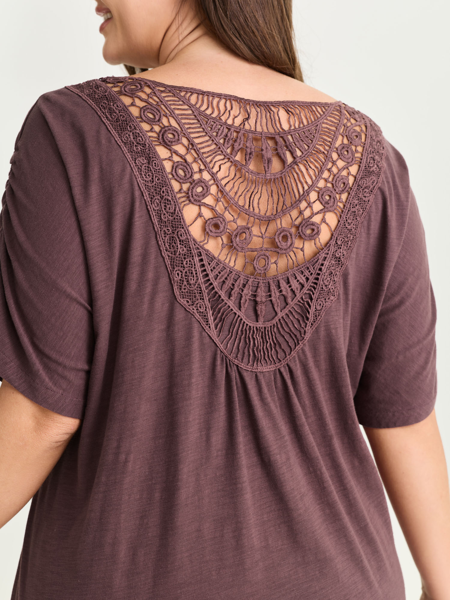 BloomChic Women's Plus Size Lace Trim Plain Curvy Hem Knit Top Mauve Short sleeve Everyday-Casual Round Neck 10/M