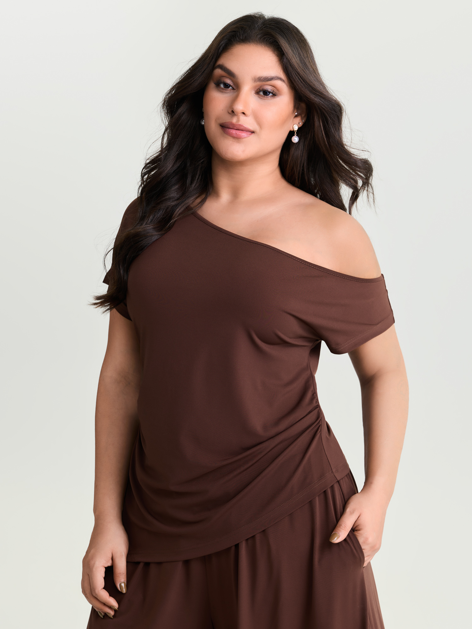 BloomChic Women's Plus Size Supersoft Stretchy One-Shoulder Ruched Knit Top Browncoffeecolor Short sleeve Everyday-Elegant One-Shoulder 10/M