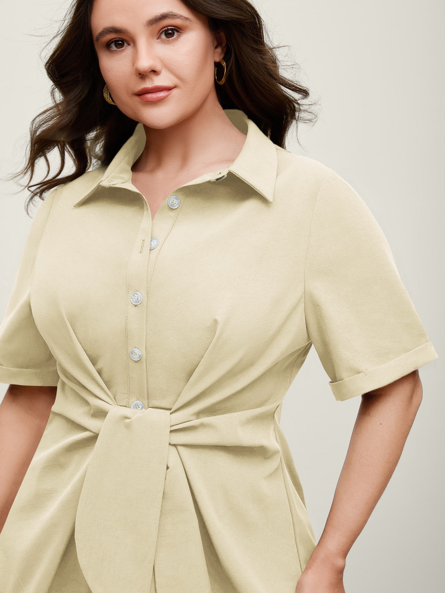 BloomChic Women's Plus Size Knotted Front Asymmetrical Hem Blouse Lightyellow Solid Office Short sleeve Collared Neck 30/6X