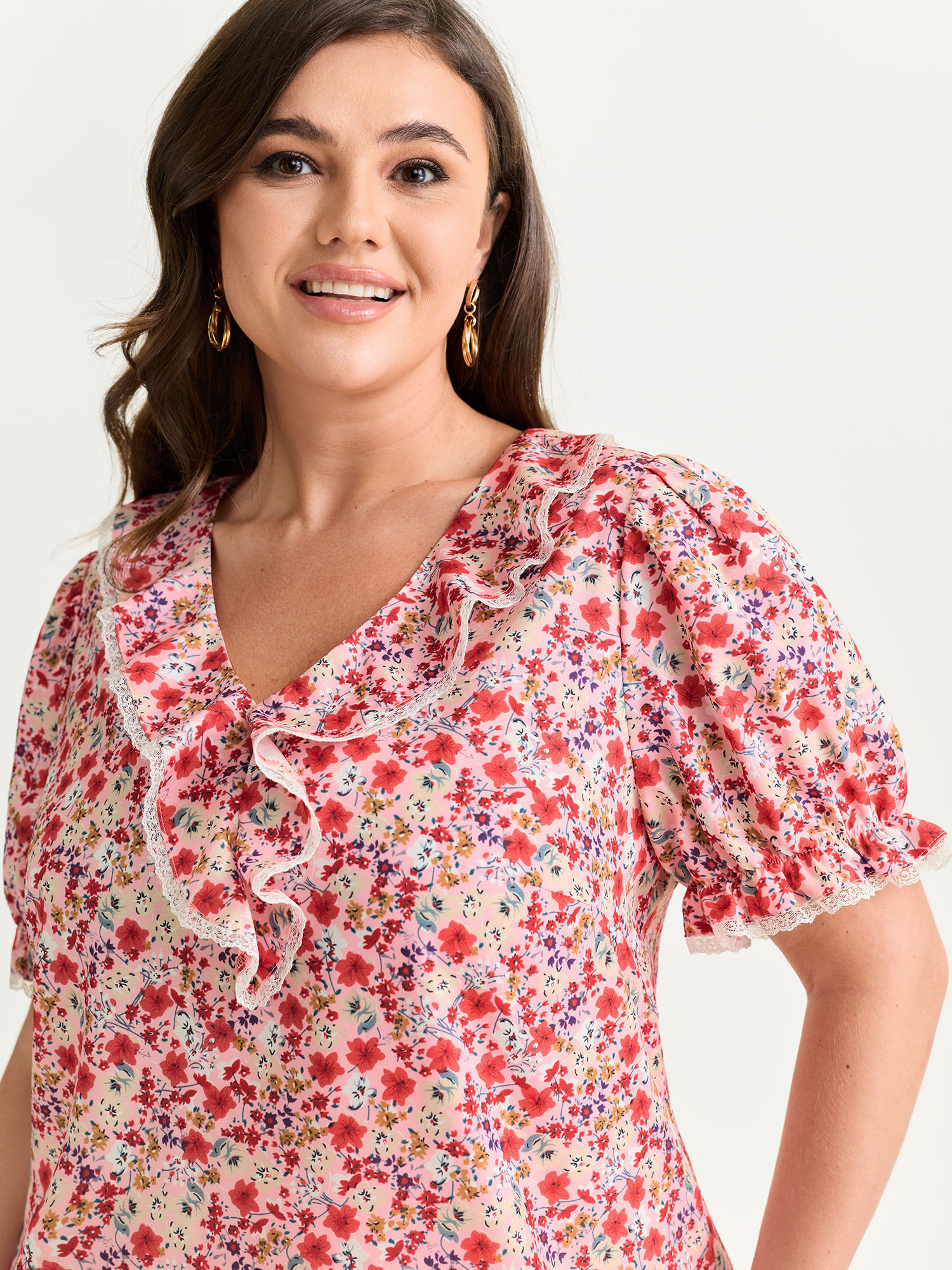 BloomChic Women's Plus Size Sweet Floral Print Lettuce Leaf Detail Blouse Lightpink Ditsy Floral Elegant Short sleeve V-Neck 10/M