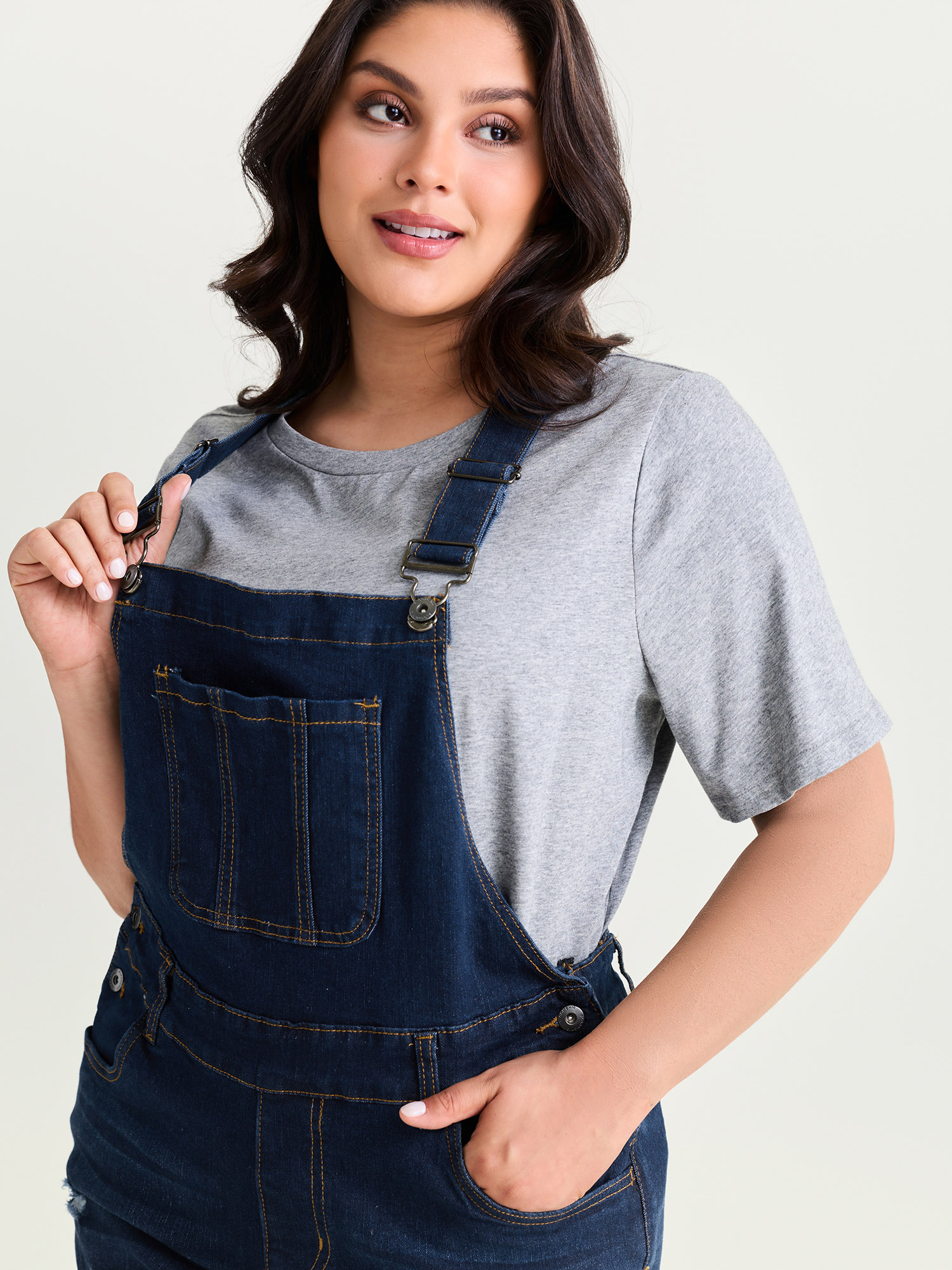 Side view of BloomChic Women's Plus Size Stretchy Pockets Skinny-Fit Denim Overall Romper Darkindigo Casual 28/5X