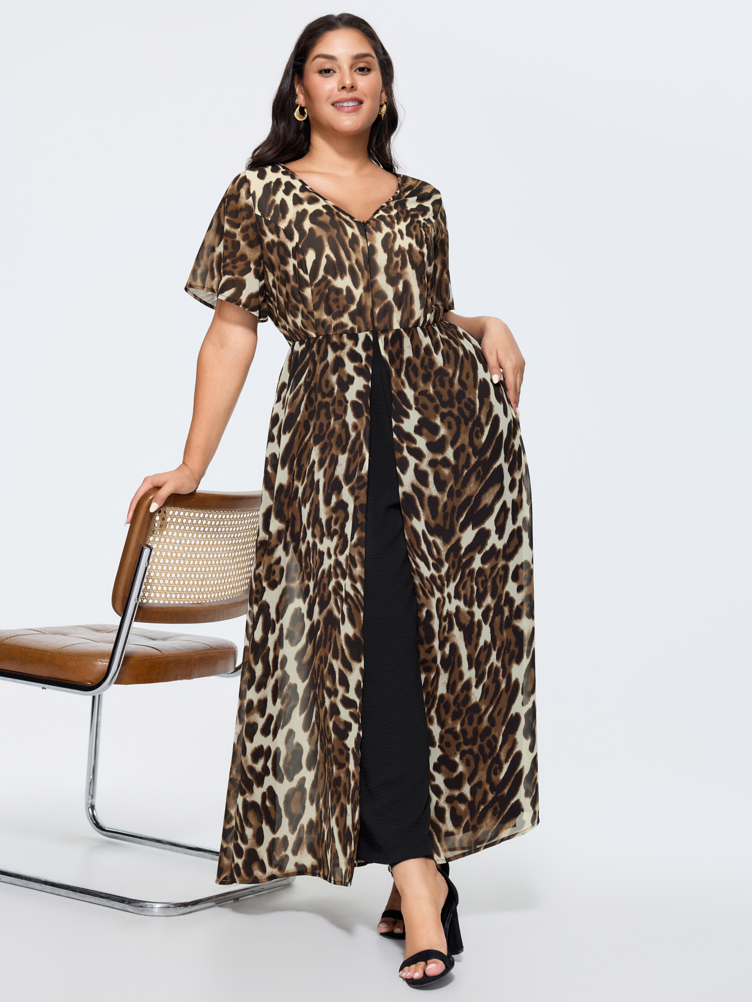 Side view of BloomChic Women's Plus Size Hidden Zipper Leopard Layered Pockets Jumpsuit Leopard Elegant 30/6X