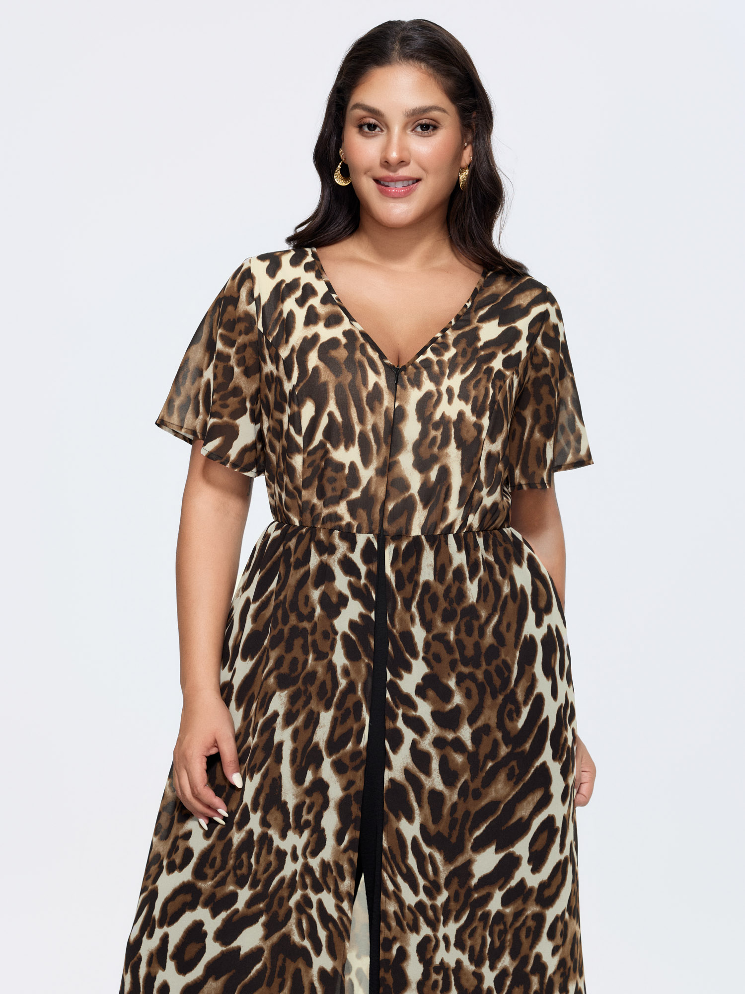 Side view of BloomChic Women's Plus Size Hidden Zipper Leopard Layered Pockets Jumpsuit Leopard Elegant 30/6X