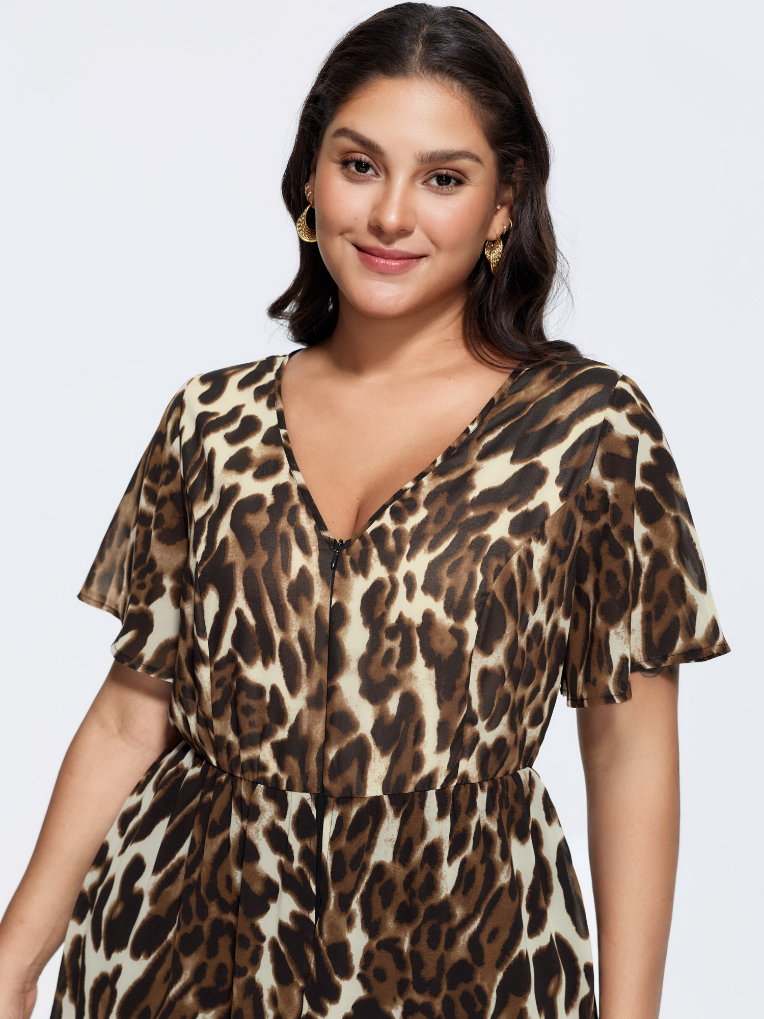 Side view of BloomChic Women's Plus Size Hidden Zipper Leopard Layered Pockets Jumpsuit Leopard Elegant 30/6X
