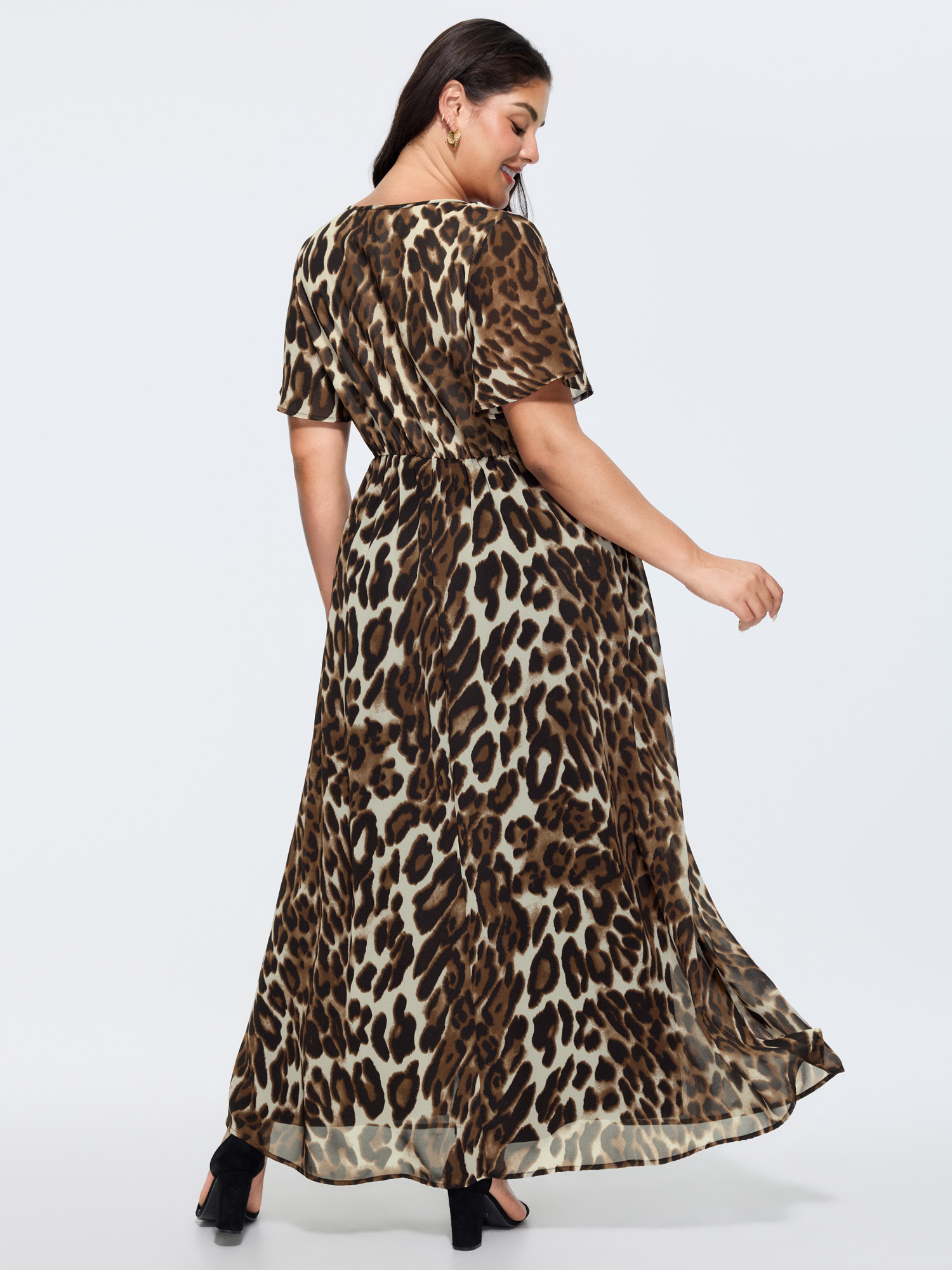 Side view of BloomChic Women's Plus Size Hidden Zipper Leopard Layered Pockets Jumpsuit Leopard Elegant 30/6X