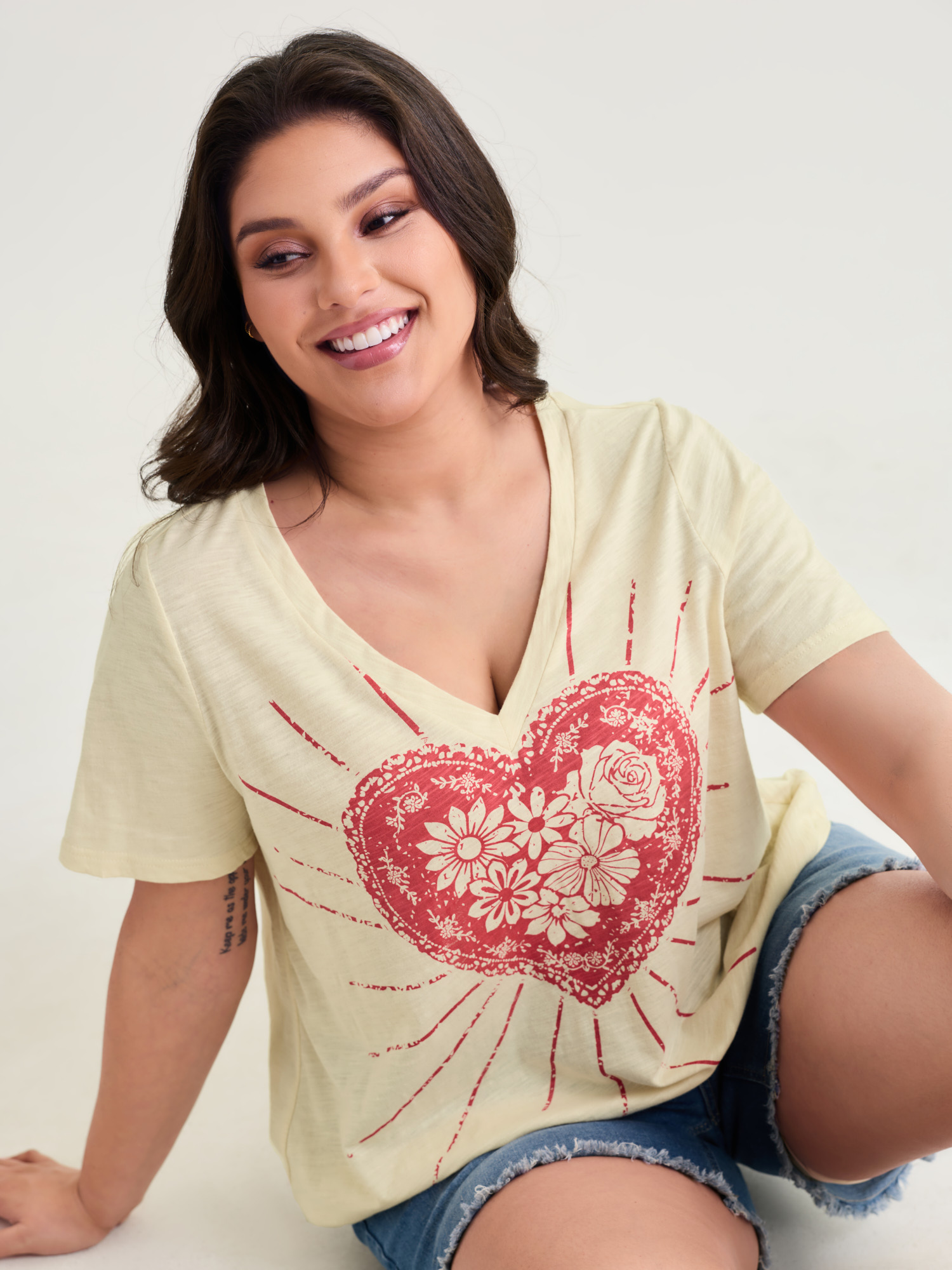 BloomChic Women's Plus Size Cotton Stretchy Sweetheart Print T-Shirt Beige Heart Everyday-Casual Short sleeve V-Neck 10/M