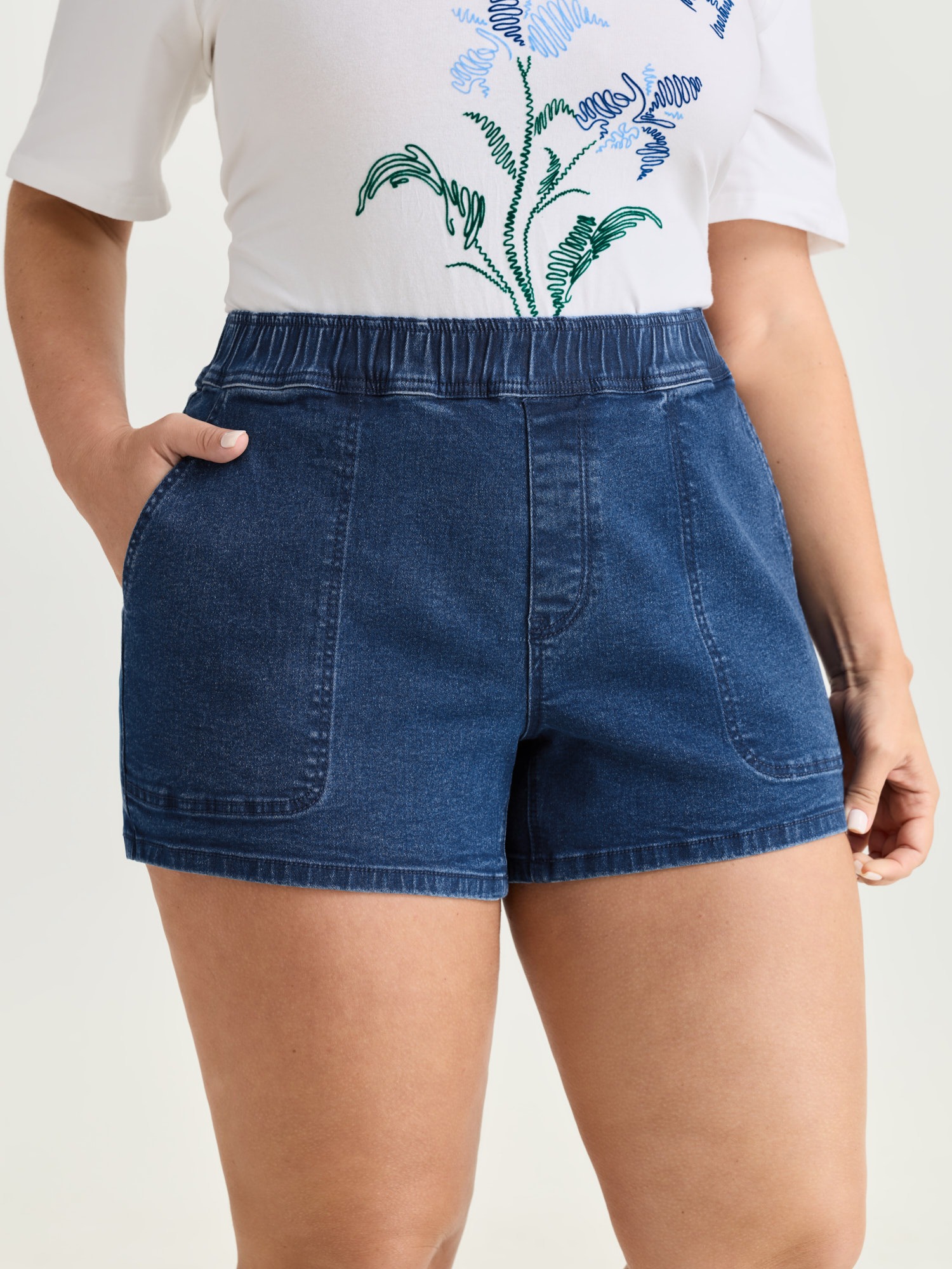 Side view of BloomChic Women's Plus Size Stretchy Pull-On Straight-Leg Denim Shorts Denimindigo Non High Rise Casual 30/6X
