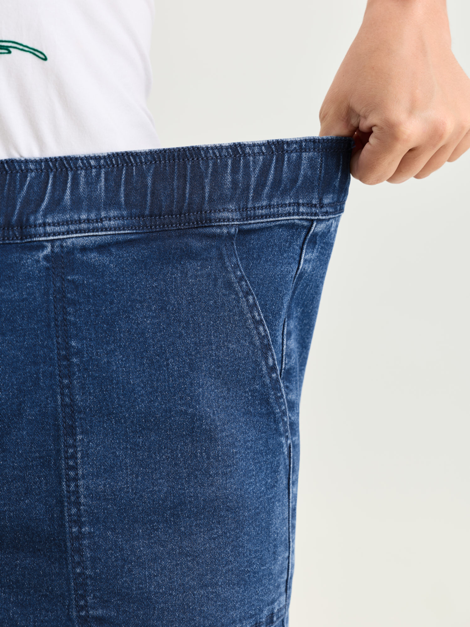 Side view of BloomChic Women's Plus Size Stretchy Pull-On Straight-Leg Denim Shorts Denimindigo Non High Rise Casual 30/6X