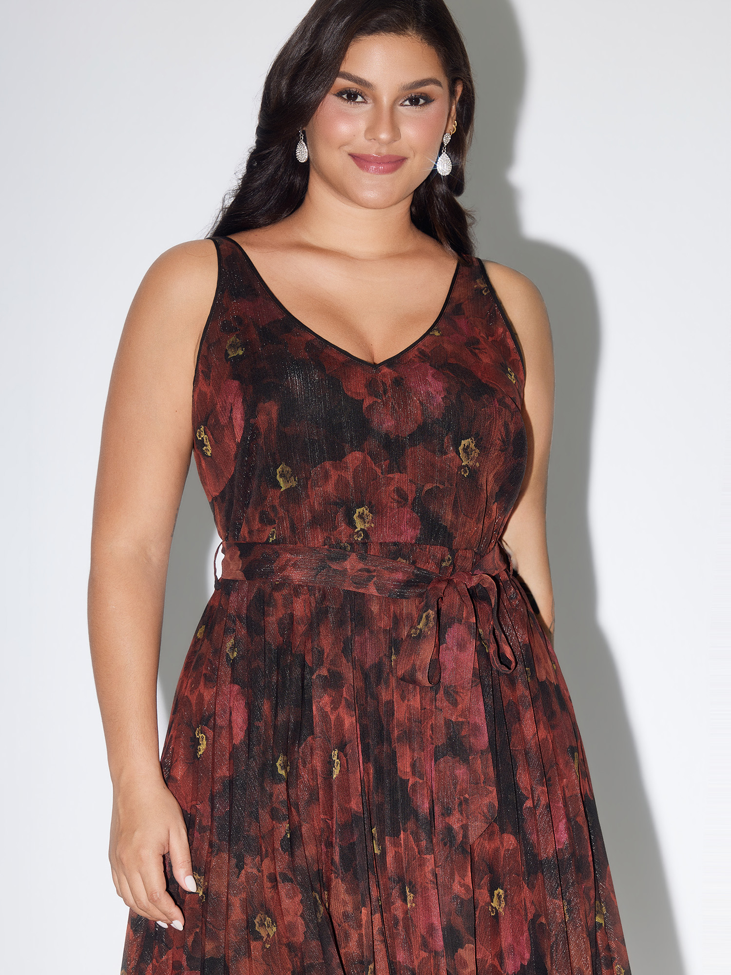 Side view of BloomChic Women's Plus Size Floral Print Pleated Waist-Tie Midi Dress Burgundy Party Midi V-Neck 18-20/2X