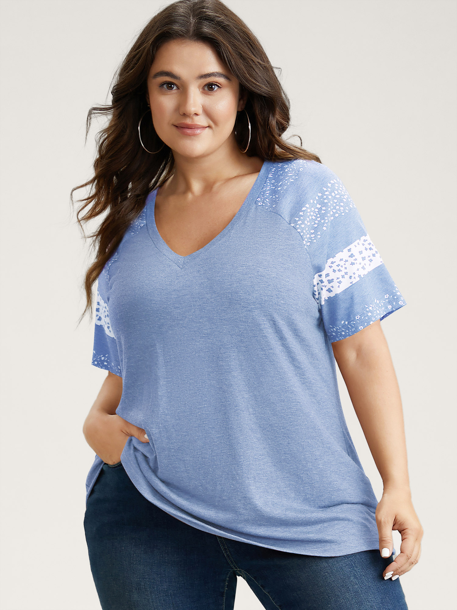 BloomChic Women's Plus Size Ditsy Floral Colorblock Contrast Raglan Sleeve T-shirt Skyblue Stripes Everyday-Casual Short sleeve V-Neck 10/M