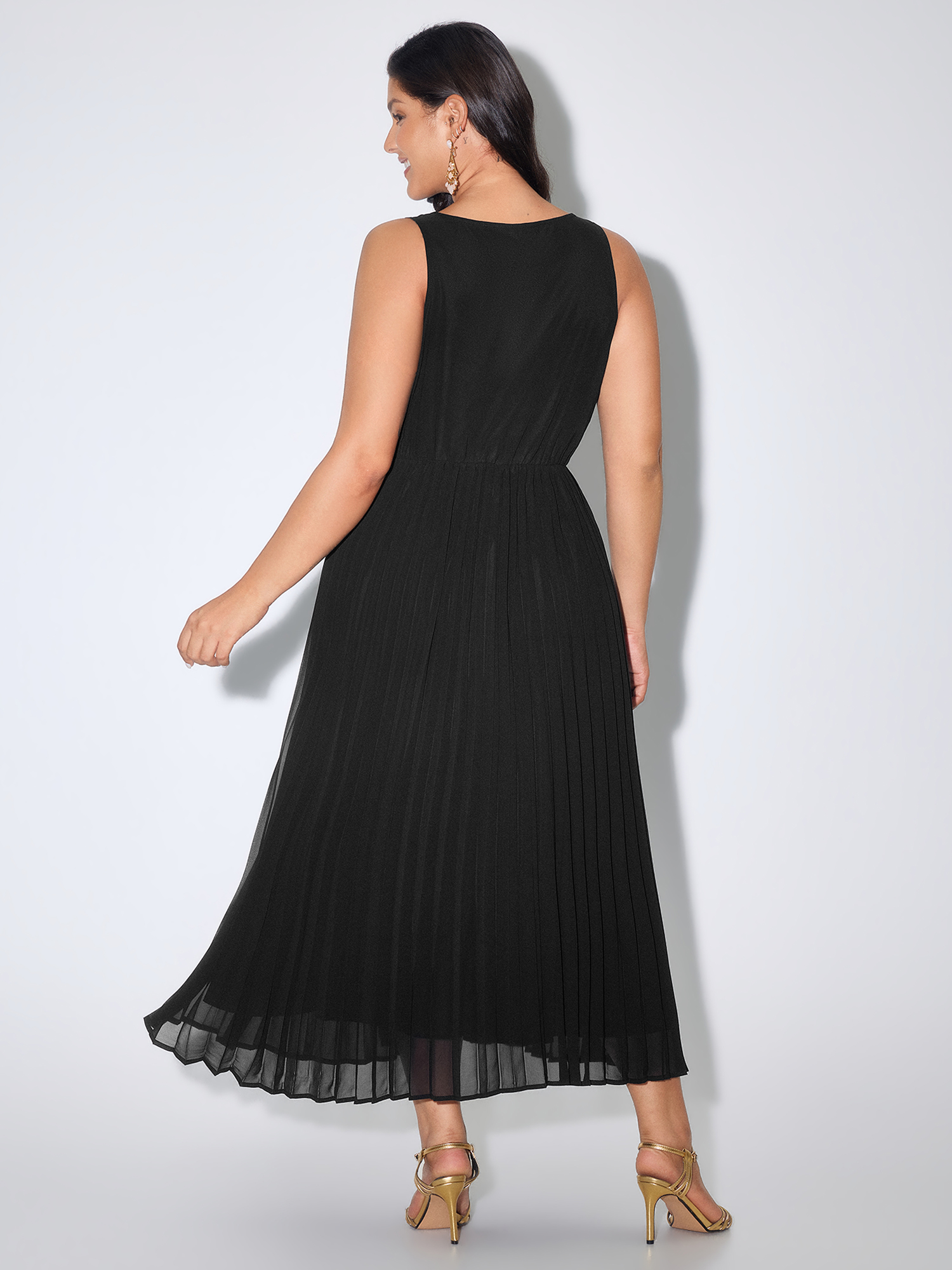 Side view of BloomChic Women's Plus Size Pleated Waist-Defining Sleeveless Maxi Dress Pureblack Party Maxi Cold Shoulder Round Neck 10/M